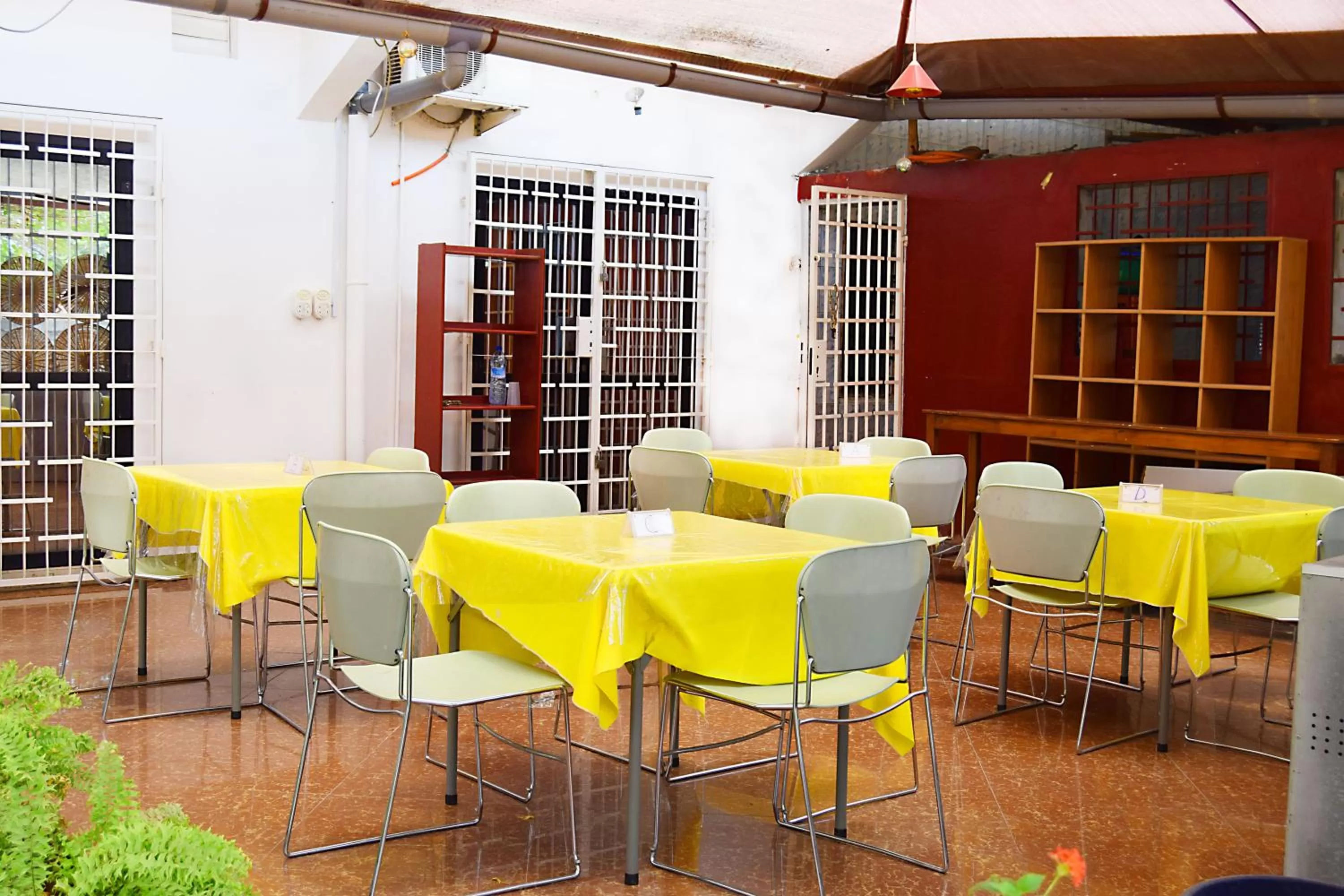 Patio, Lounge/Bar in Hotel Saint-Jean