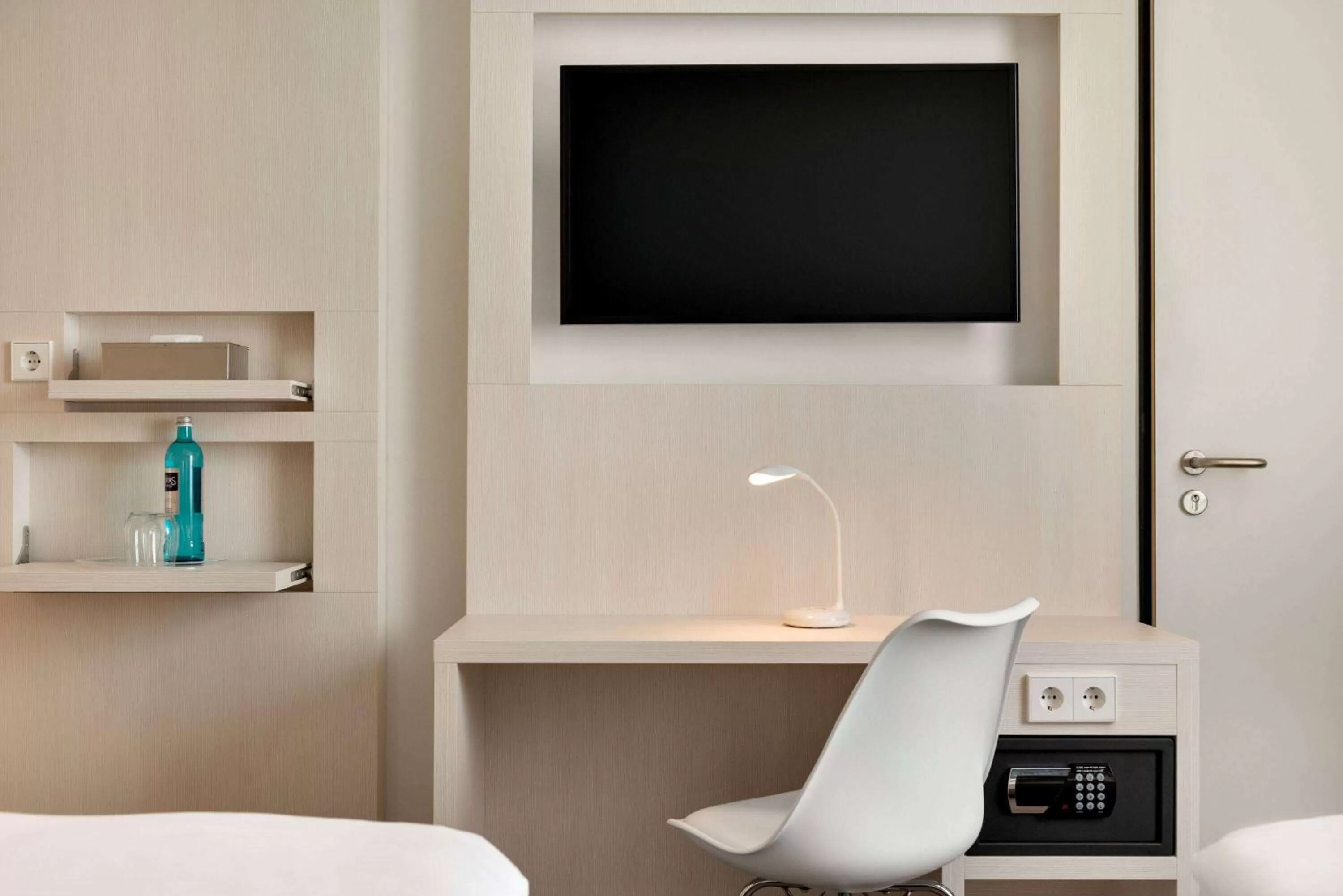 Photo of the whole room in Super 8 by Wyndham Mainz Zollhafen