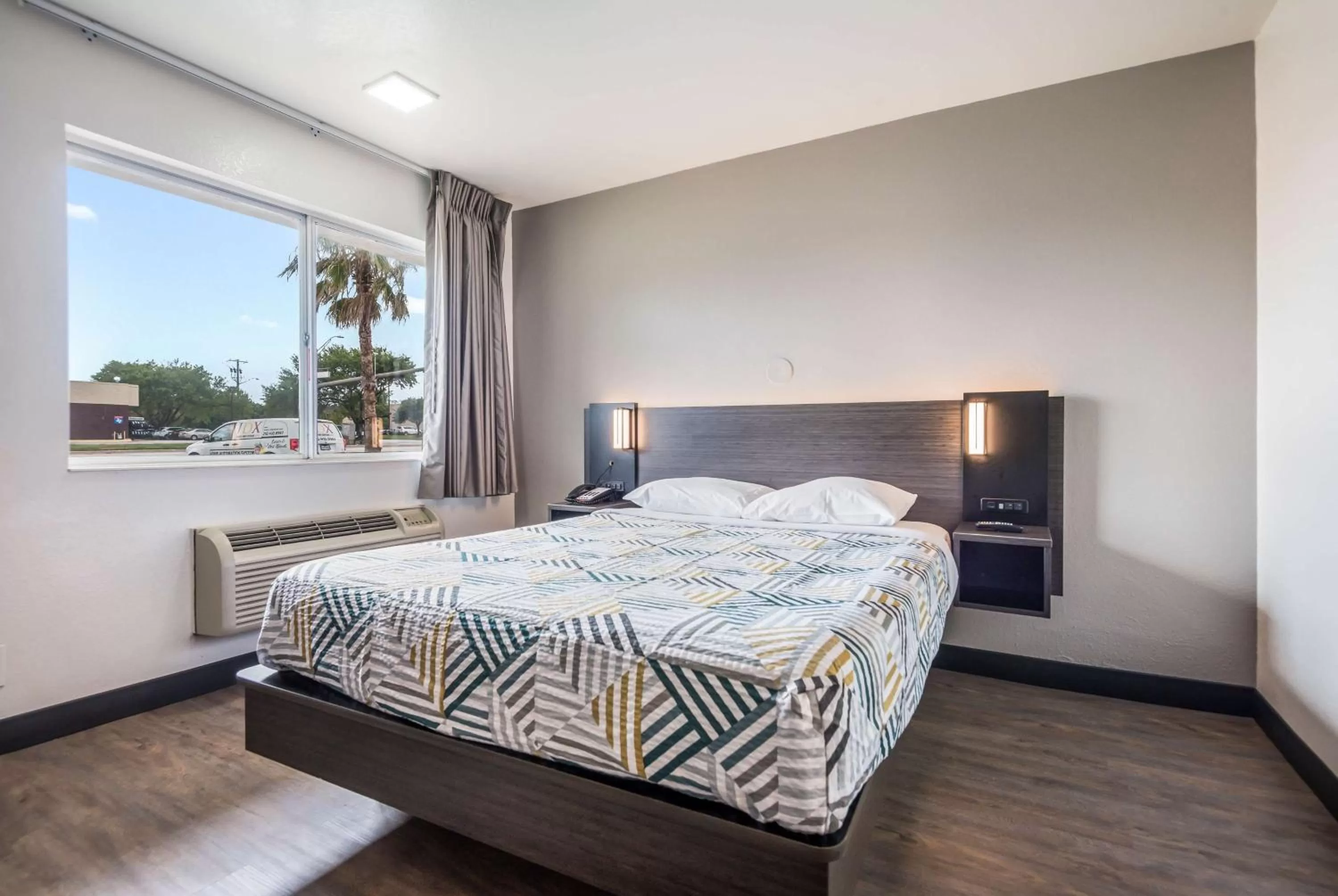 Photo of the whole room, Bed in Motel 6-College Station, TX - Bryan