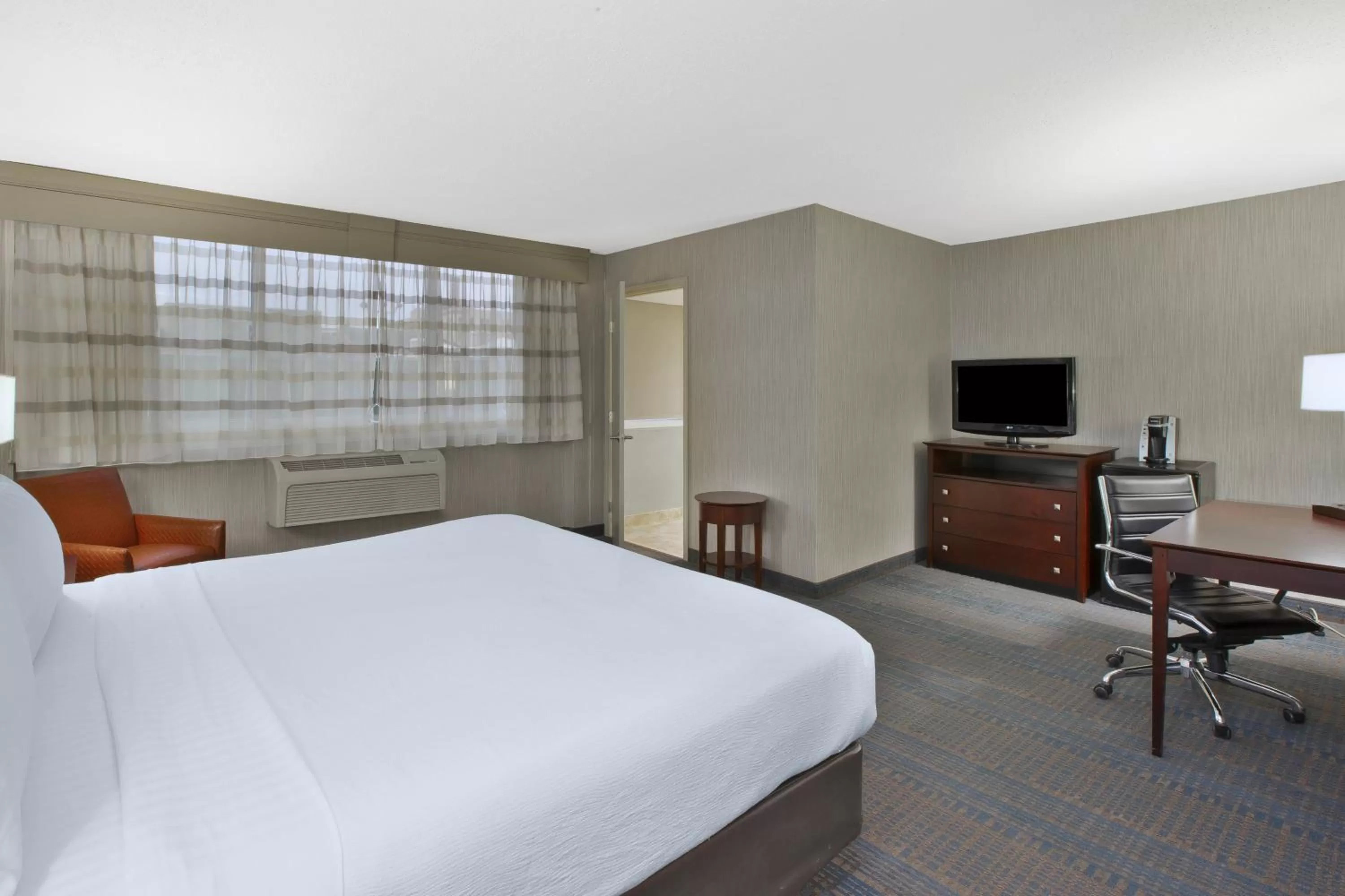Photo of the whole room, Bed in Holiday Inn Columbus Dwtn-Capitol Square by IHG