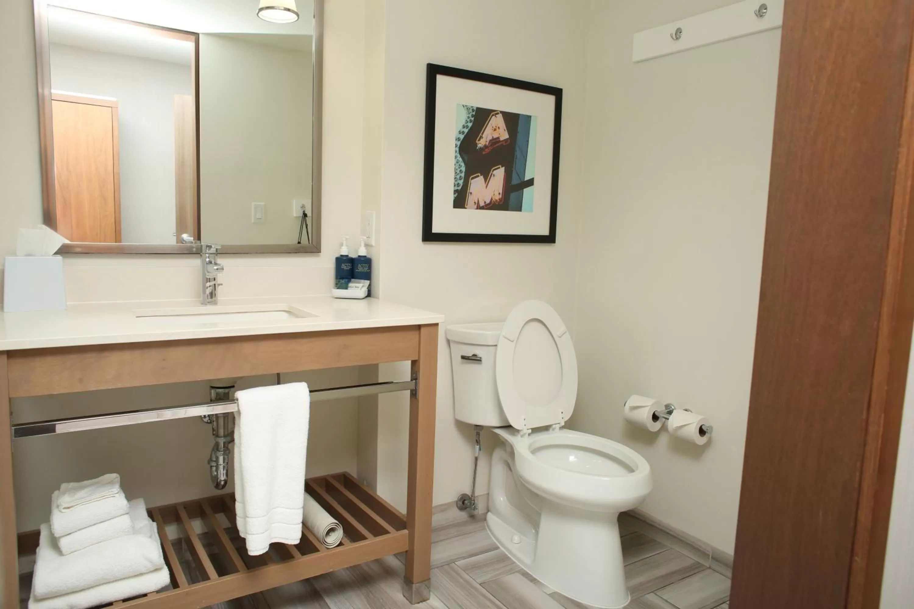 Photo of the whole room in Four Points by Sheraton Midland