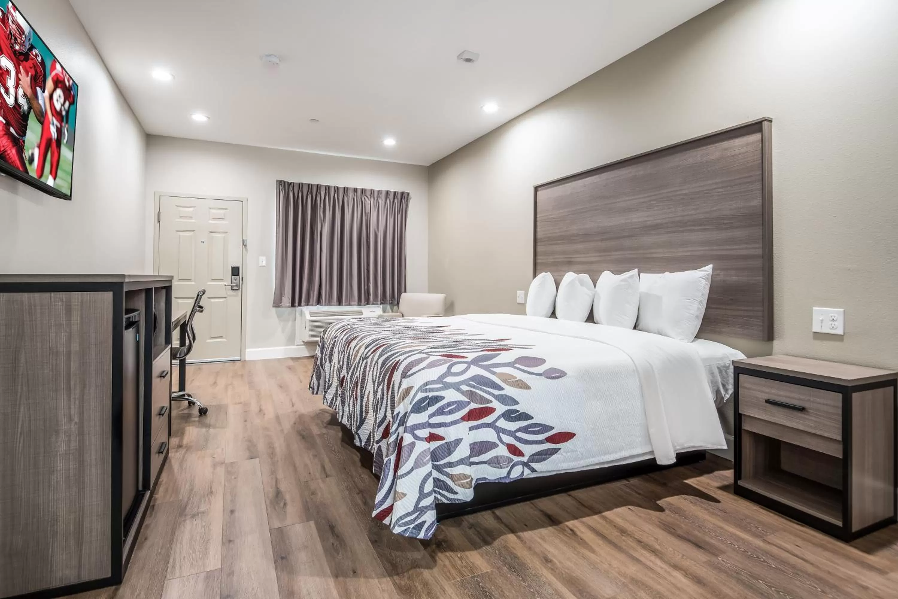 Photo of the whole room in Red Roof Inn & Suites Mobile SW - I-10