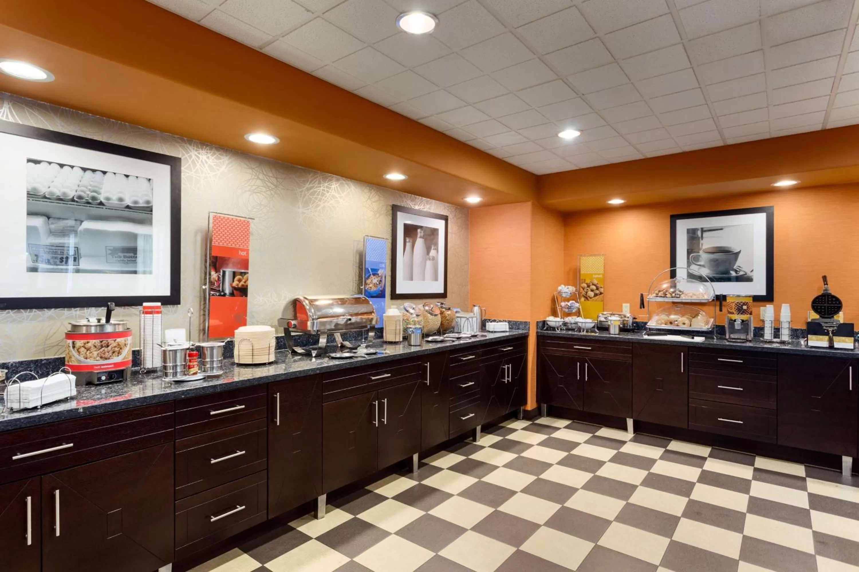 Dining area in Hampton Inn & Suites Pharr
