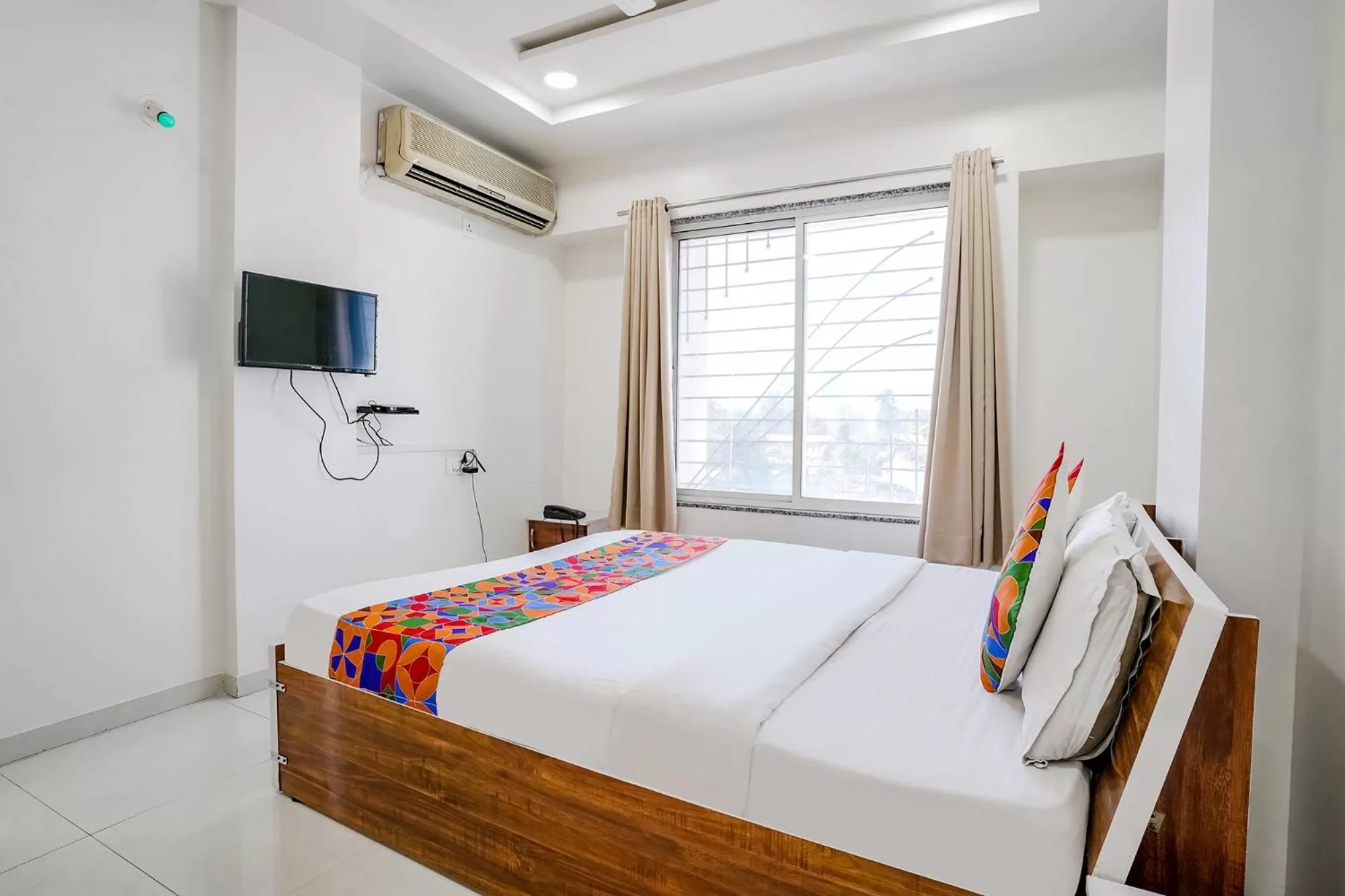 Communal lounge/ TV room, Bed in FabHotel Omkar Executive