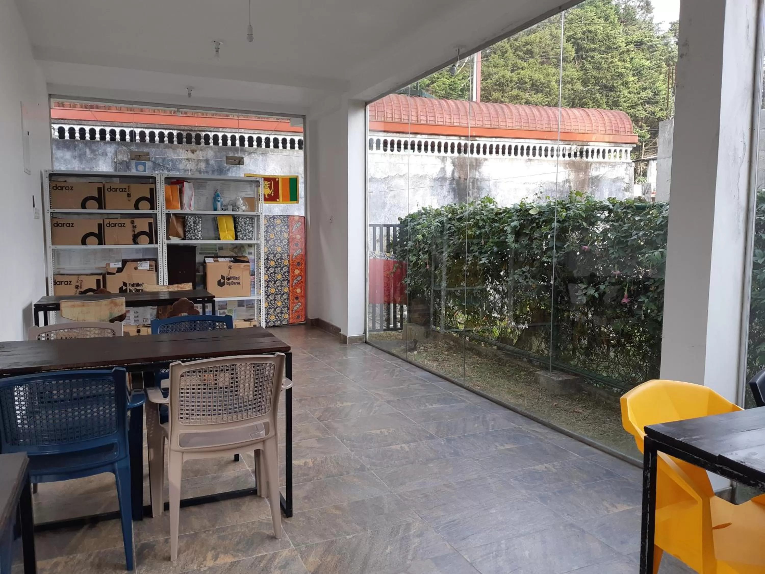 Restaurant/places to eat in Siril Guesthouse Hostel