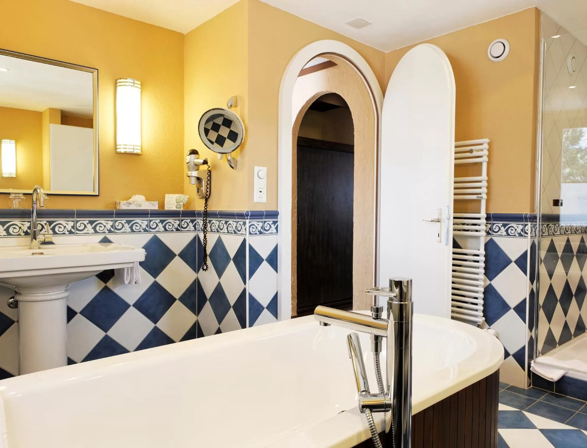 Bathroom, Bed in Hotel Spinne Grindelwald