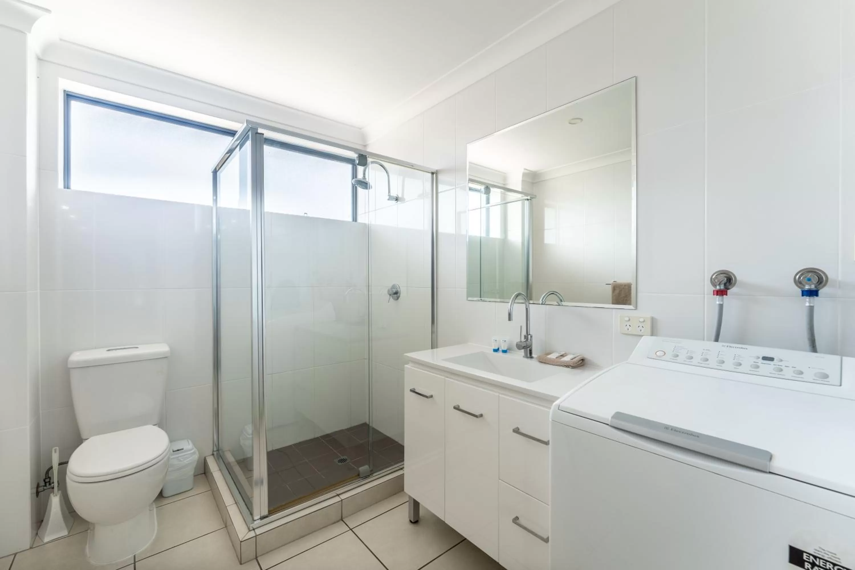 Bathroom in Emerald Gardens Motel & Apartments