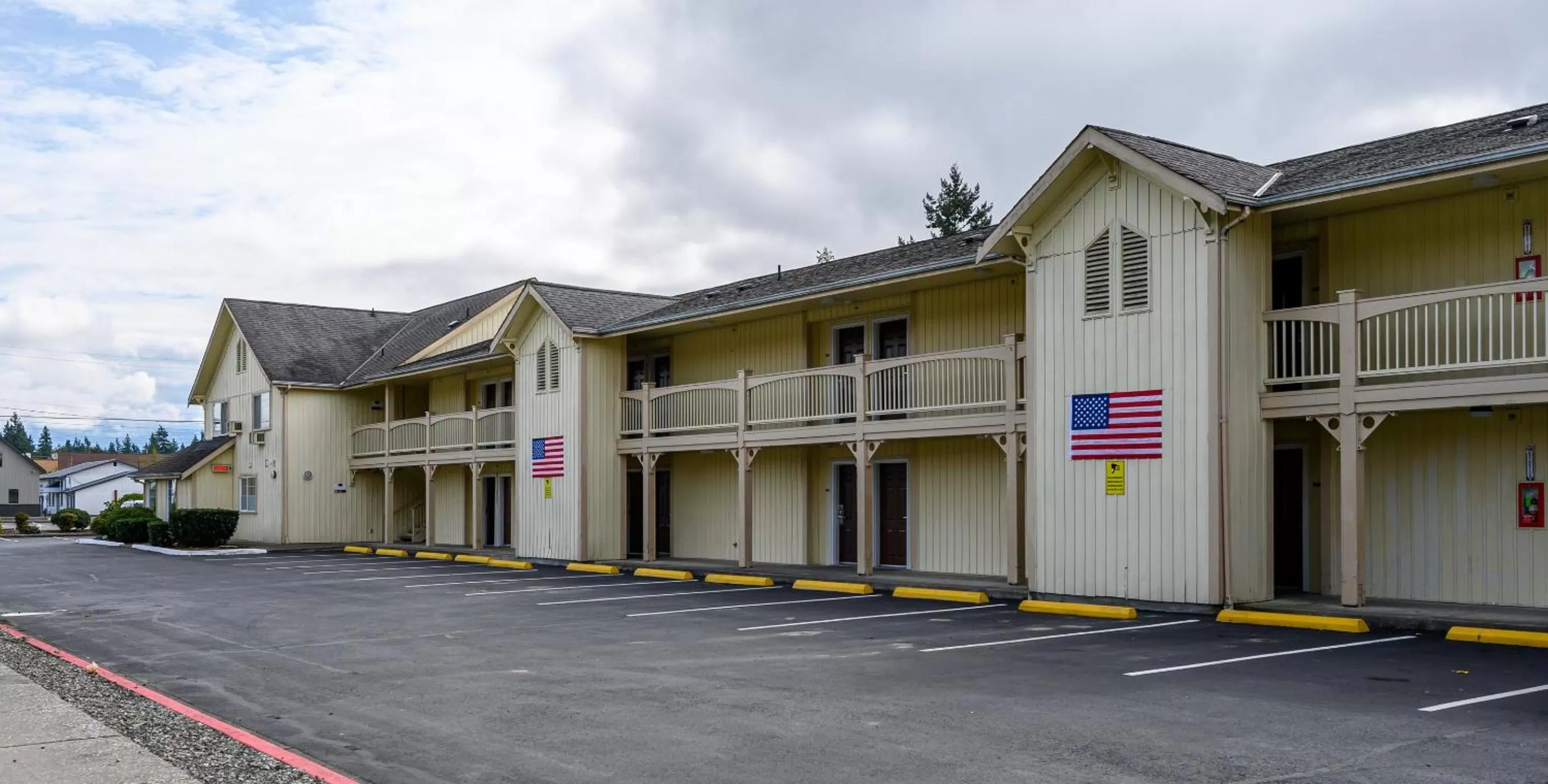 Property building in Three Rivers Inn Sedro Woolley