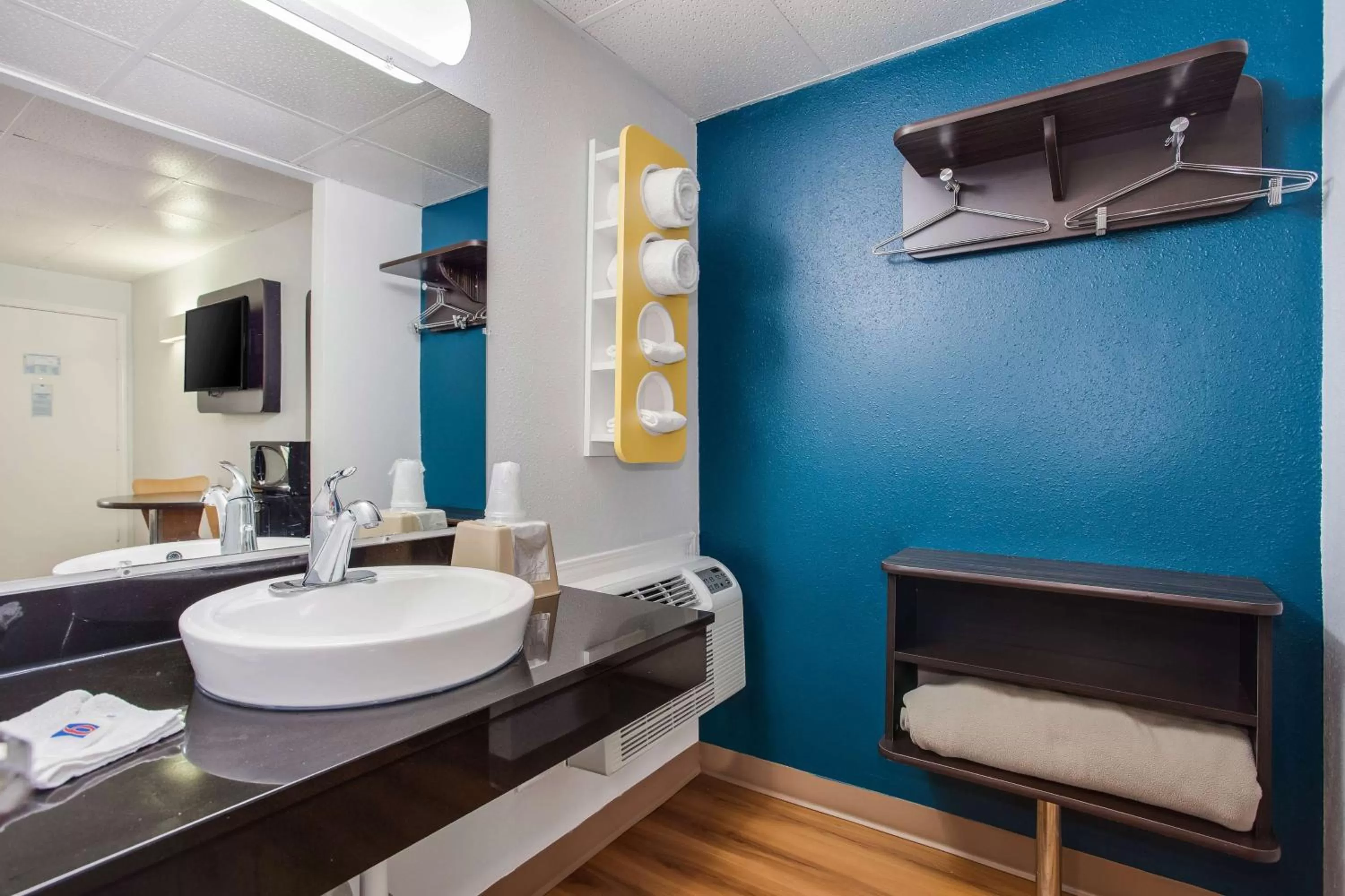 Photo of the whole room in Motel 6-Walterboro, SC