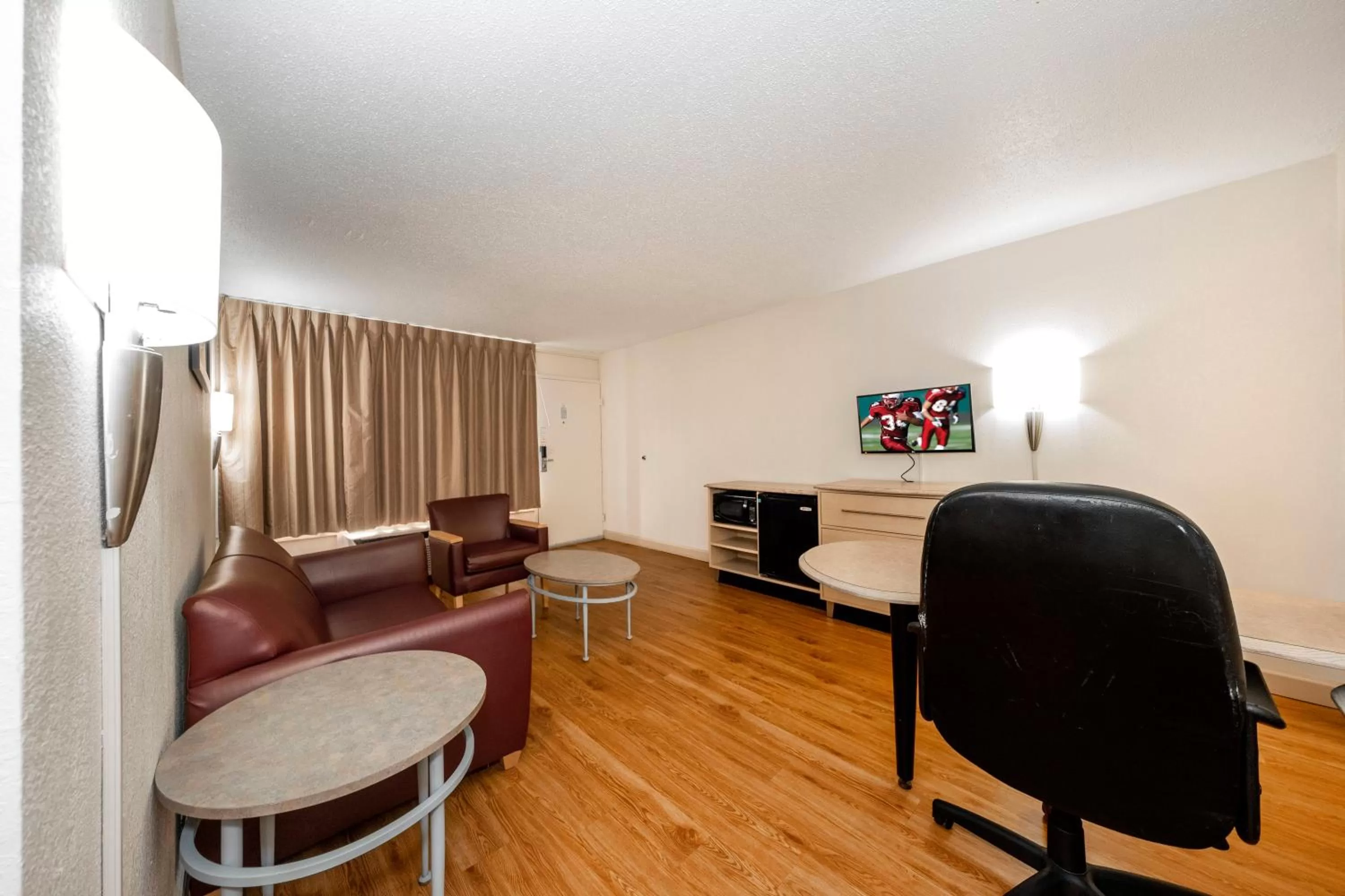 Photo of the whole room, Seating Area in Red Roof Inn & Suites Wytheville