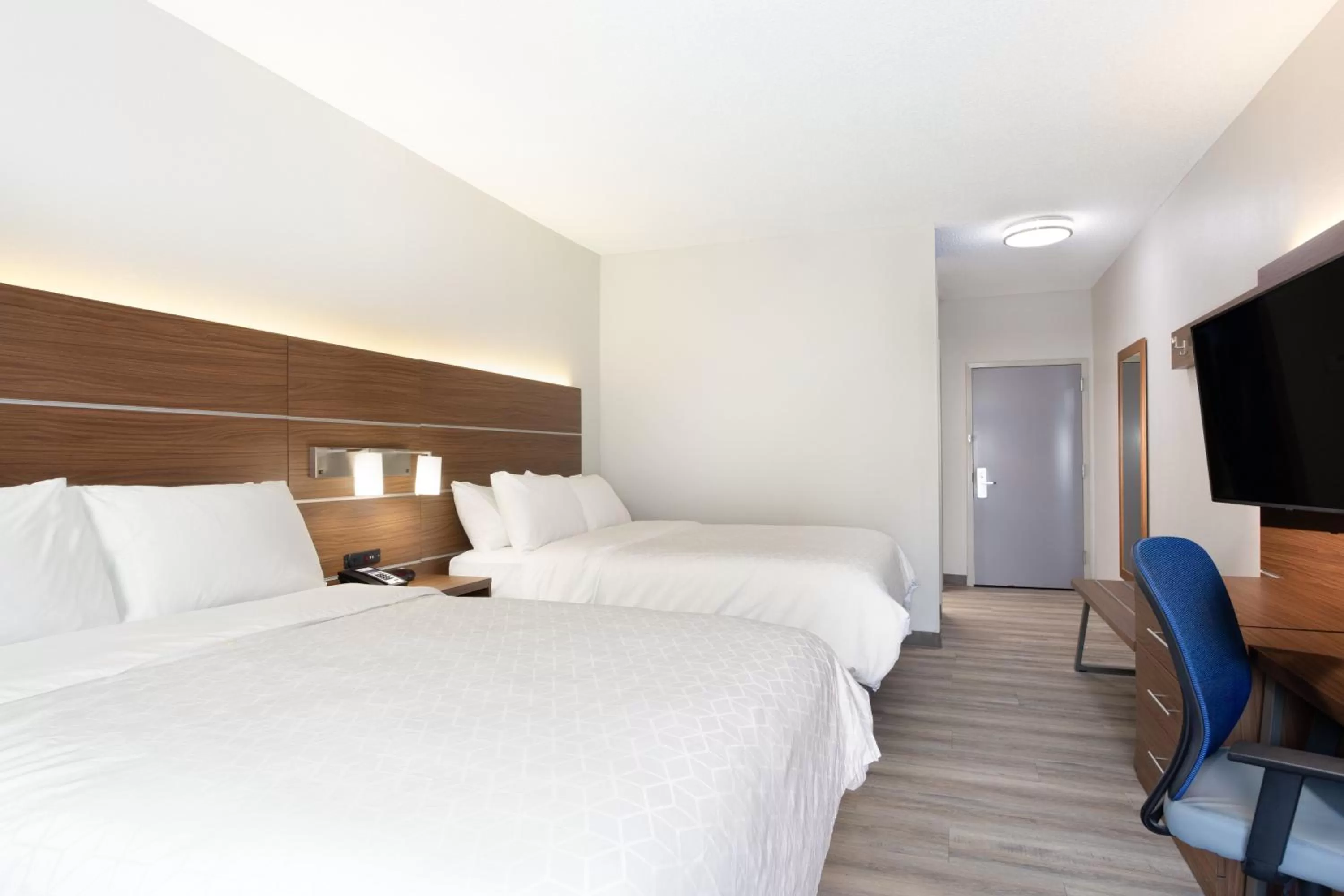 Photo of the whole room, Bed in Holiday Inn Express & Suites - Morehead City by IHG