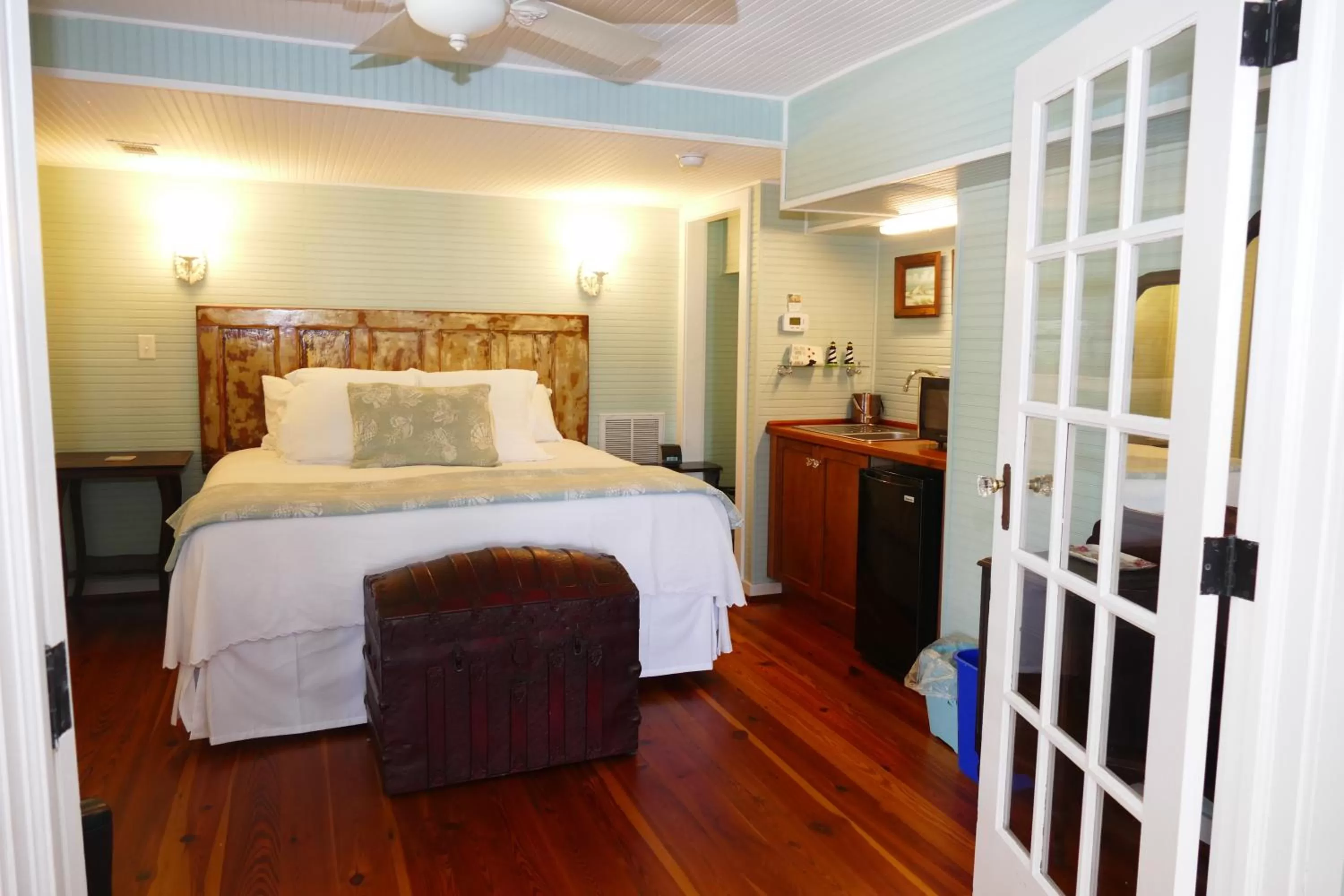 Photo of the whole room, Bed in Beachview Inn and Spa