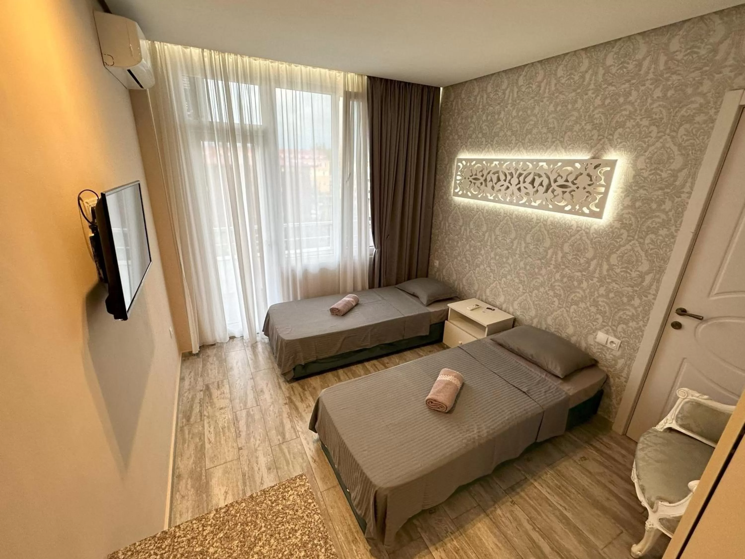 Photo of the whole room, TV/Entertainment Center in National+