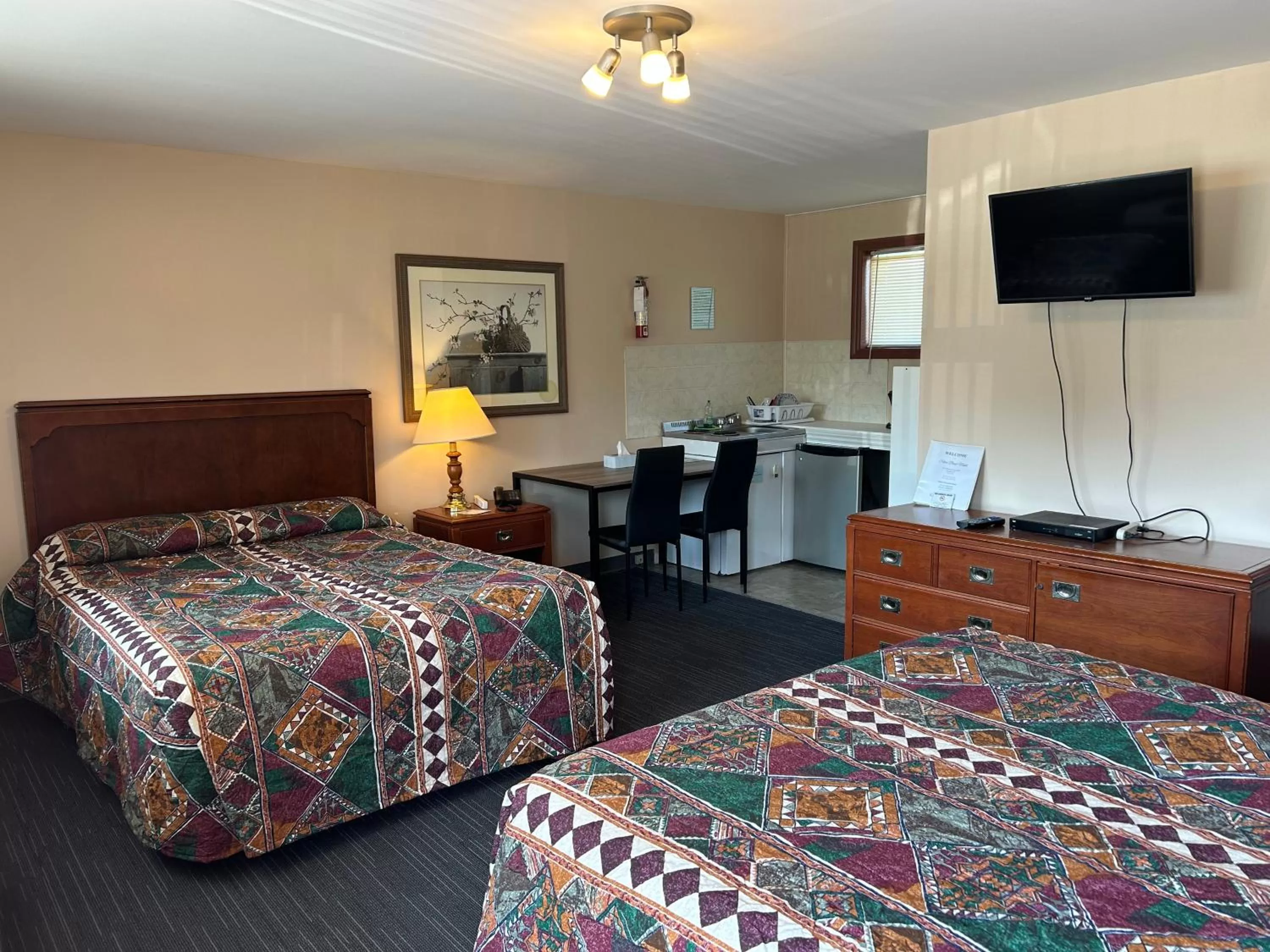 Photo of the whole room, Bed in The Silver Birch Motel