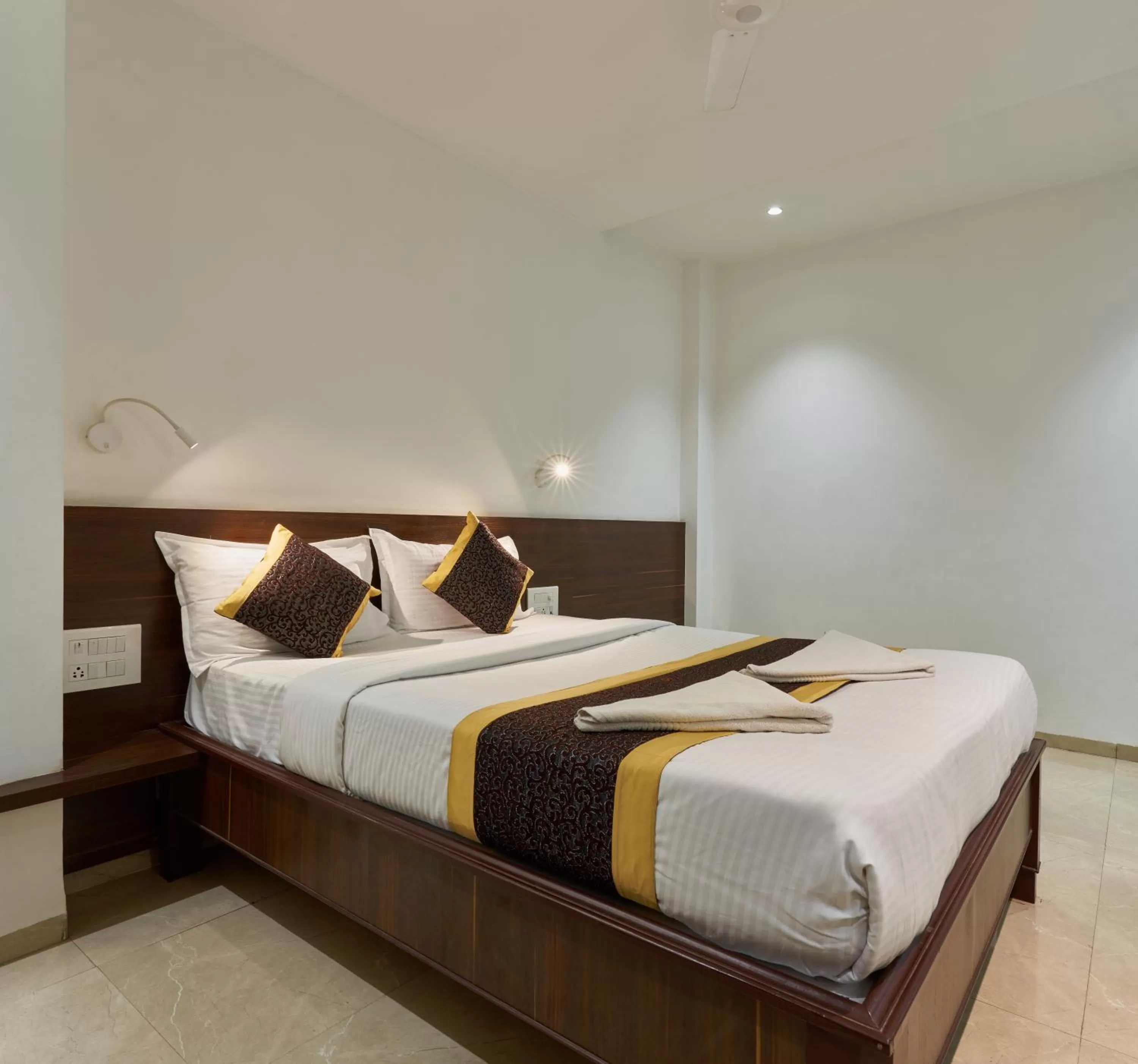 Bedroom, Bed in Hotel Fortune Inn