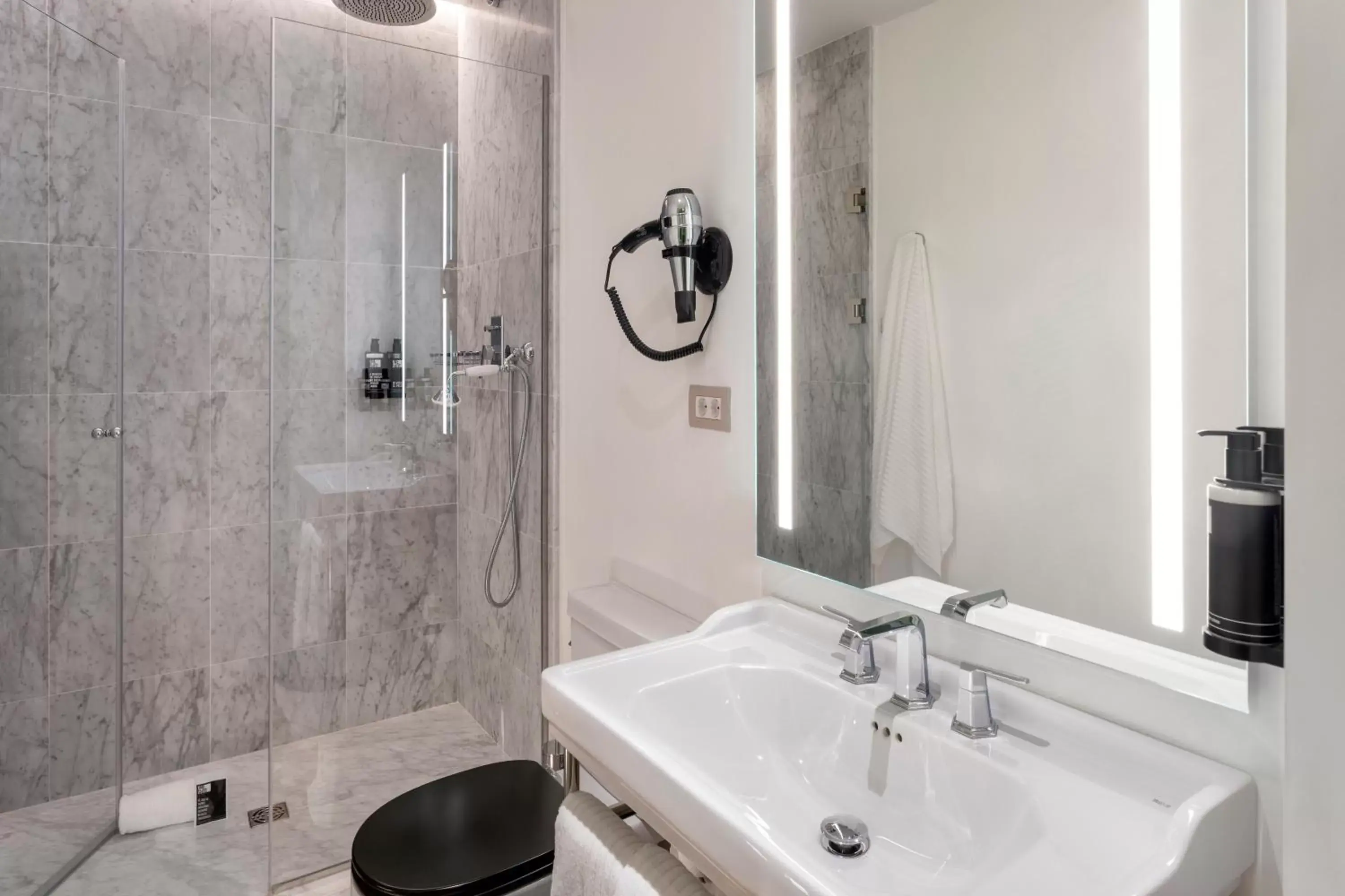 Superior Double or Twin Room in One Shot Aragó Superior Double or Twin Room in One Shot Aragó