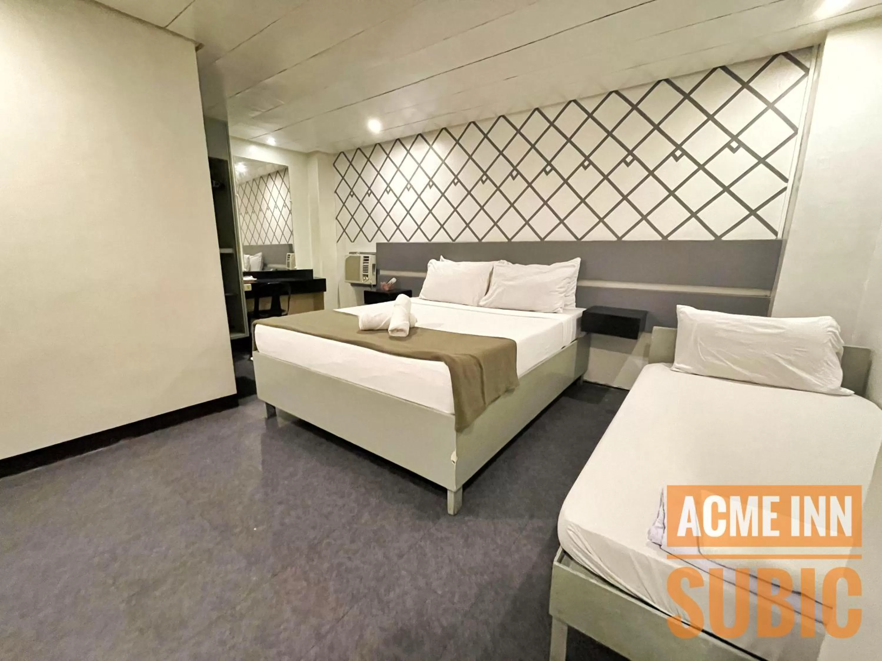 Bed in ACME Inn Subic