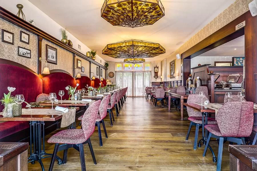 Restaurant/places to eat in Hotel Victoria