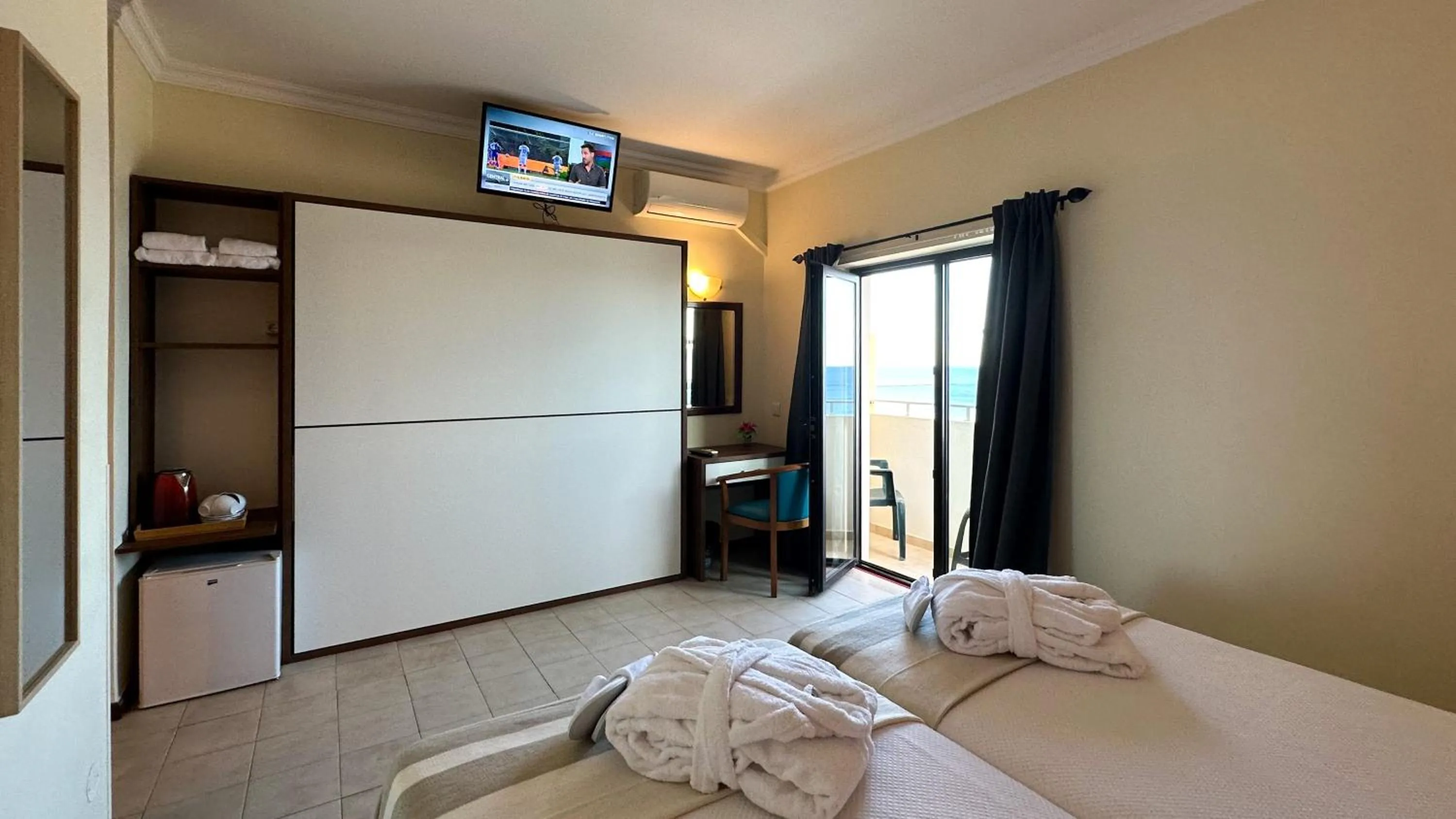 TV and multimedia, Bed in Hotel Avenida Praia