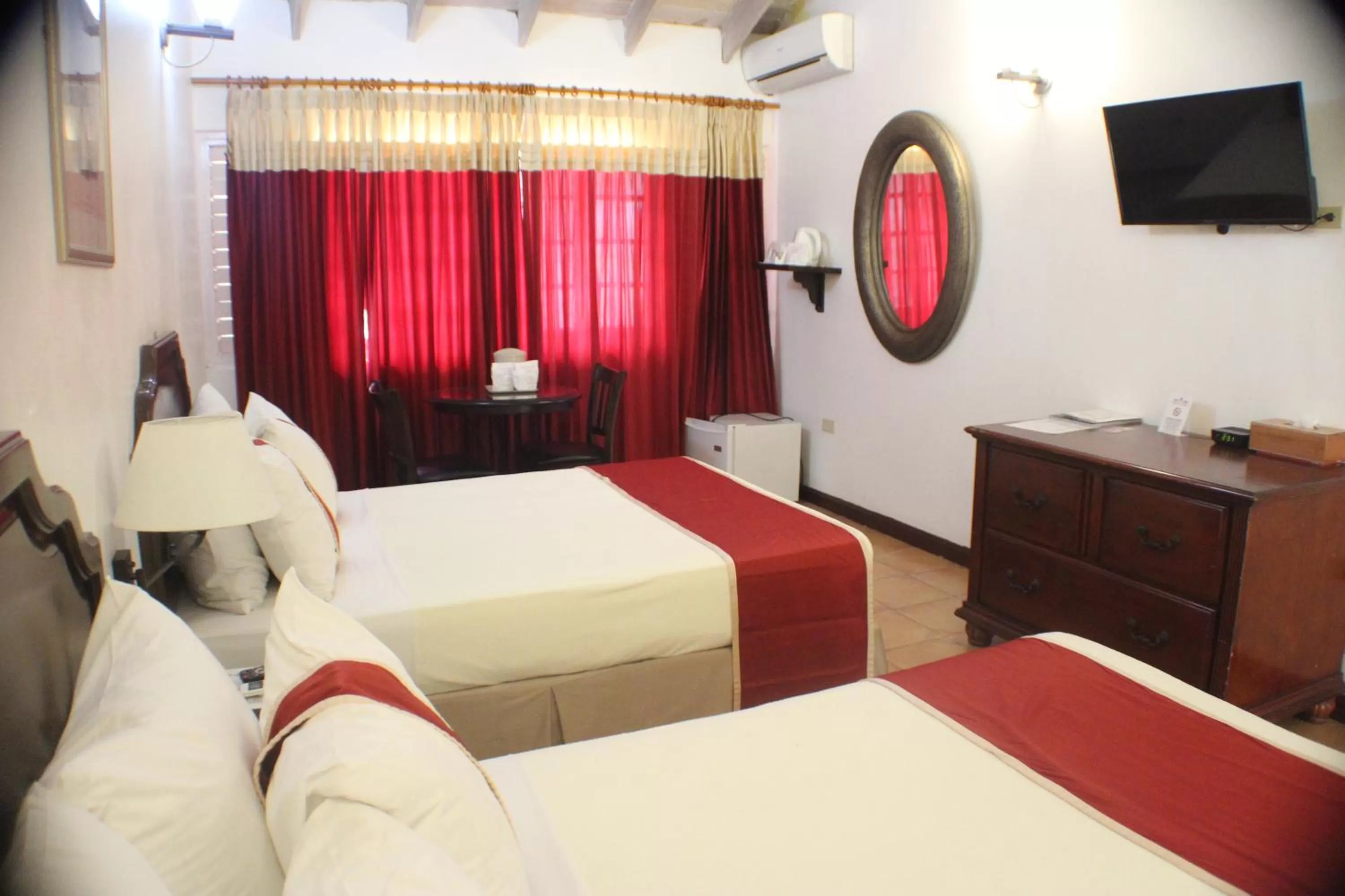 Photo of the whole room, Bed in Altamont Court Hotel