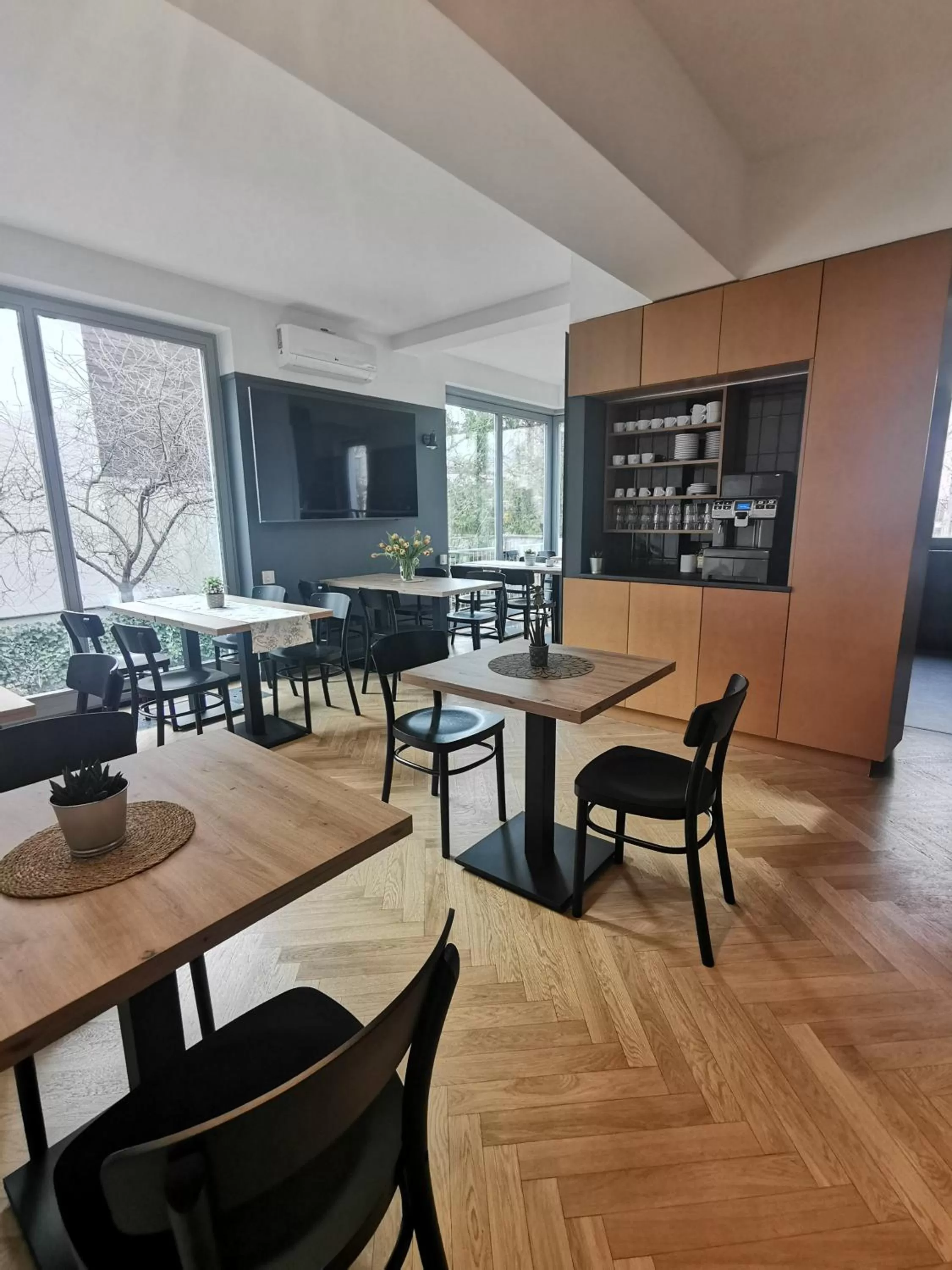 Restaurant/Places to Eat in Grand Tulipan