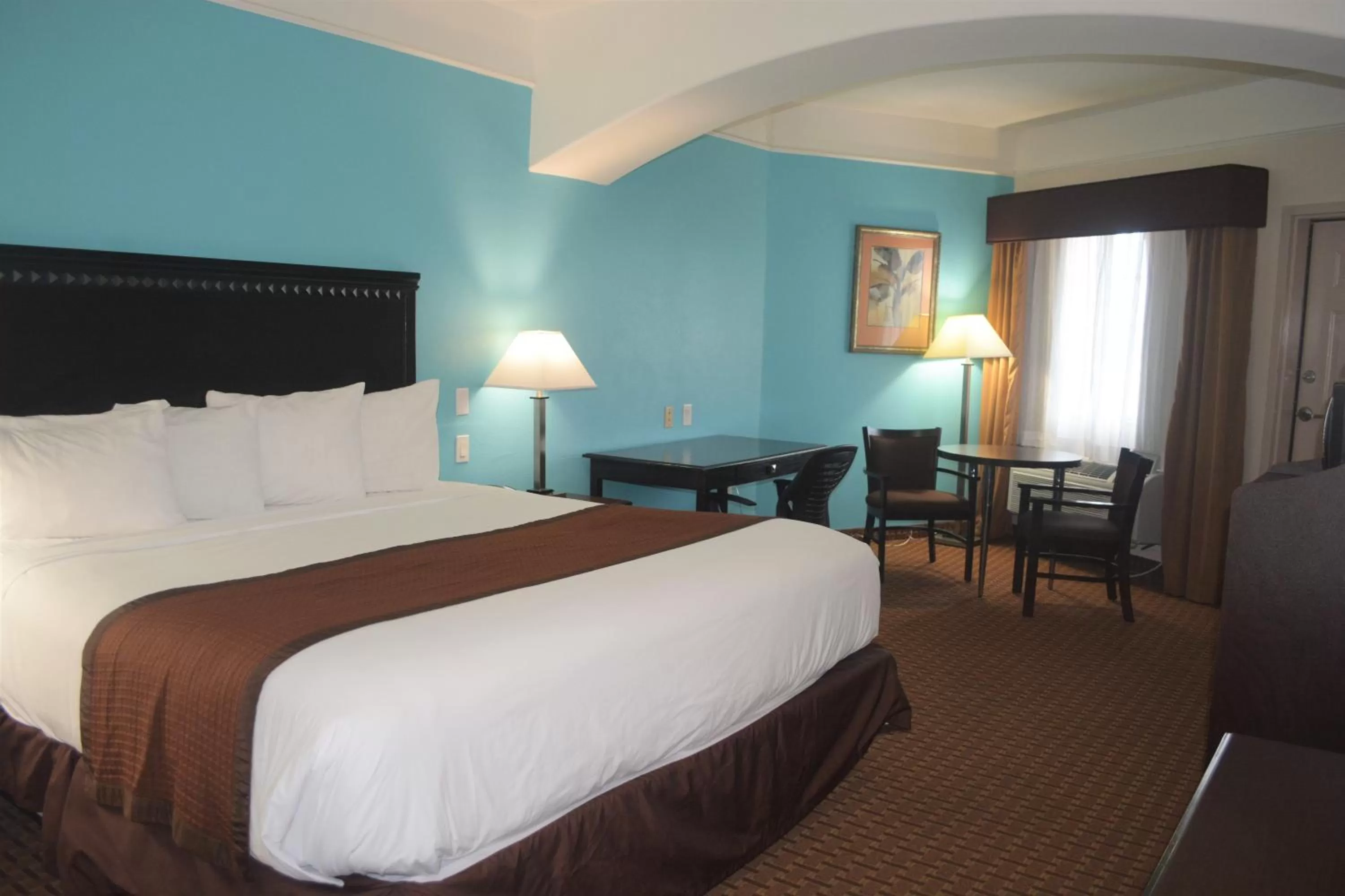 Photo of the whole room, Bed in Baymont by Wyndham Galveston