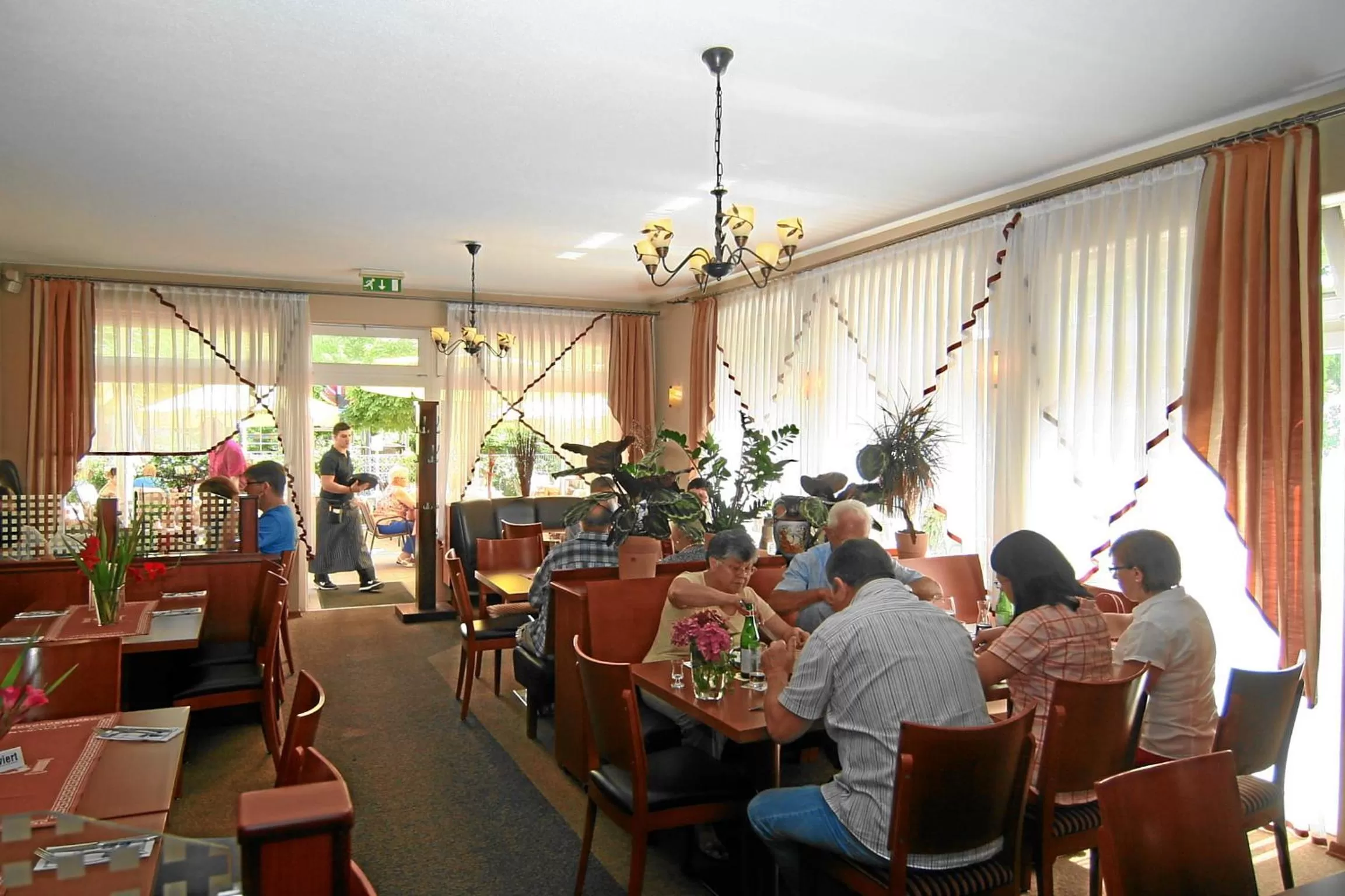 Restaurant/places to eat in Hotel-Restaurant Axion