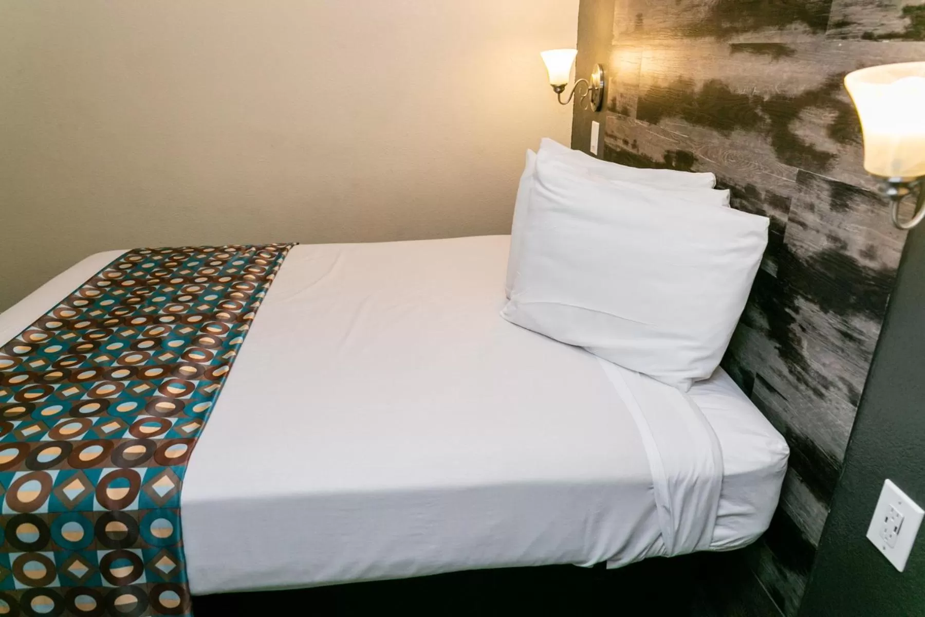 Photo of the whole room, Bed in Anaheim Discovery Inn and Suites