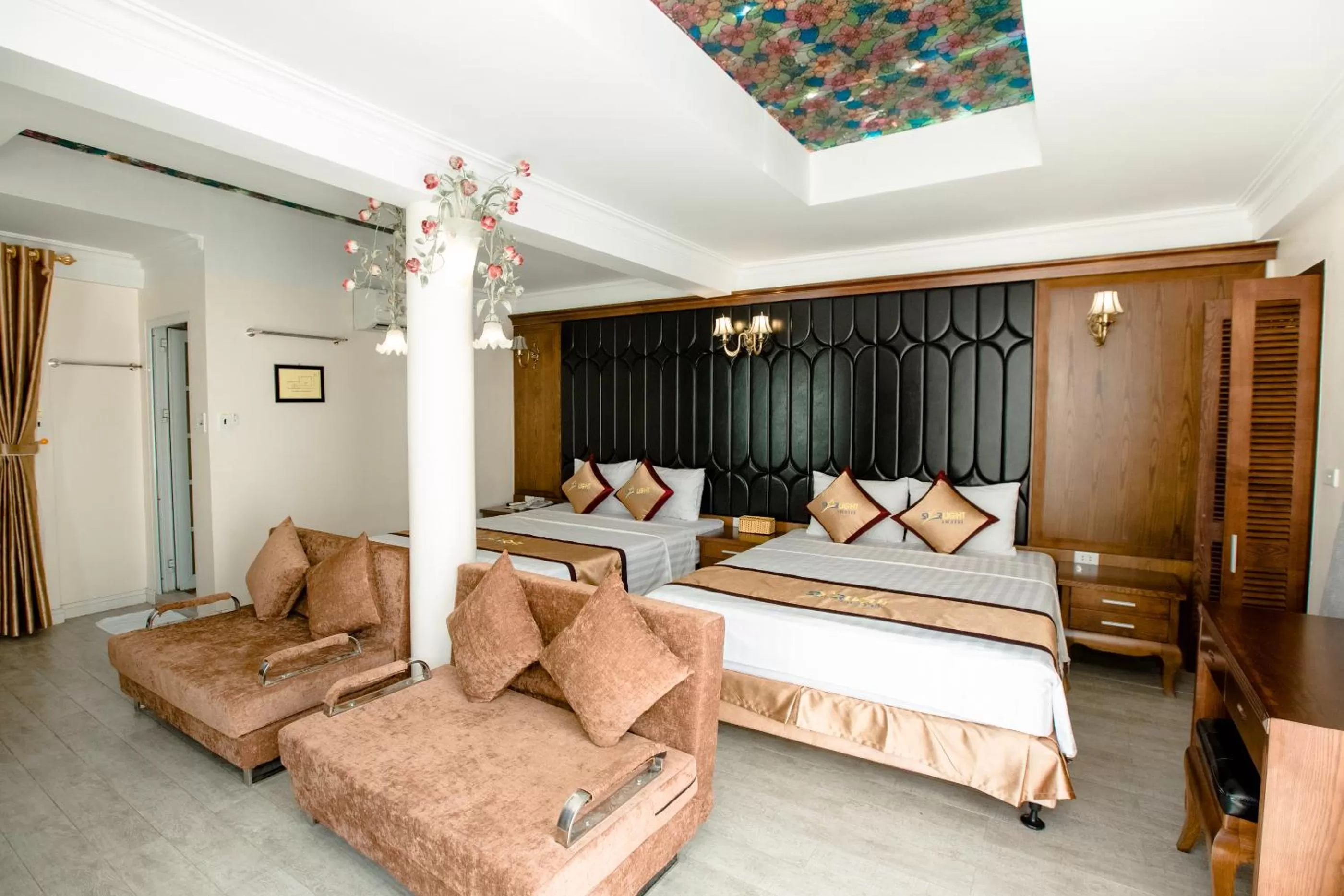 Photo of the whole room, Seating Area in HaLong Starlight Inn & Travel