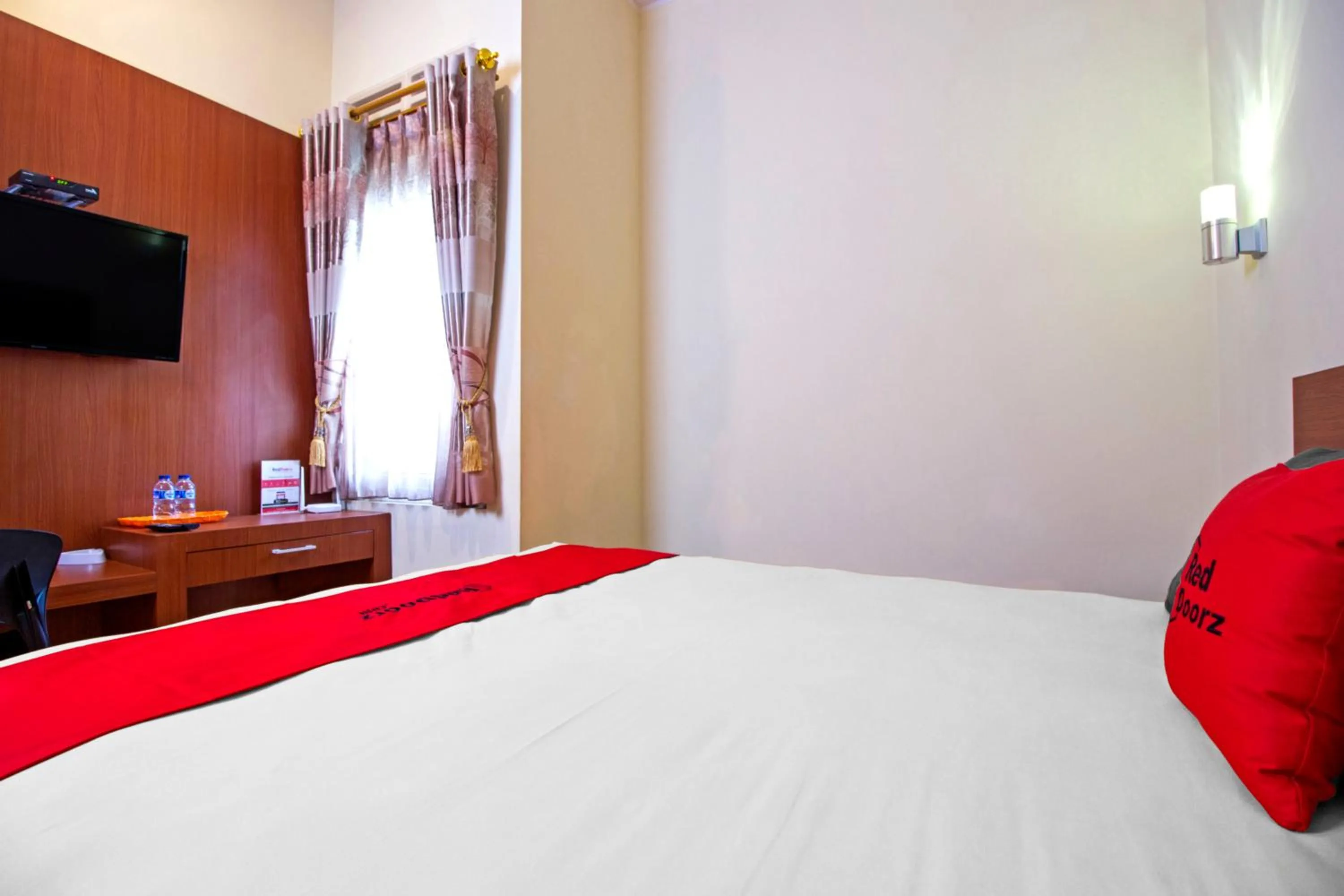 Bedroom, Bed in RedDoorz near Trans Studio Mall 2