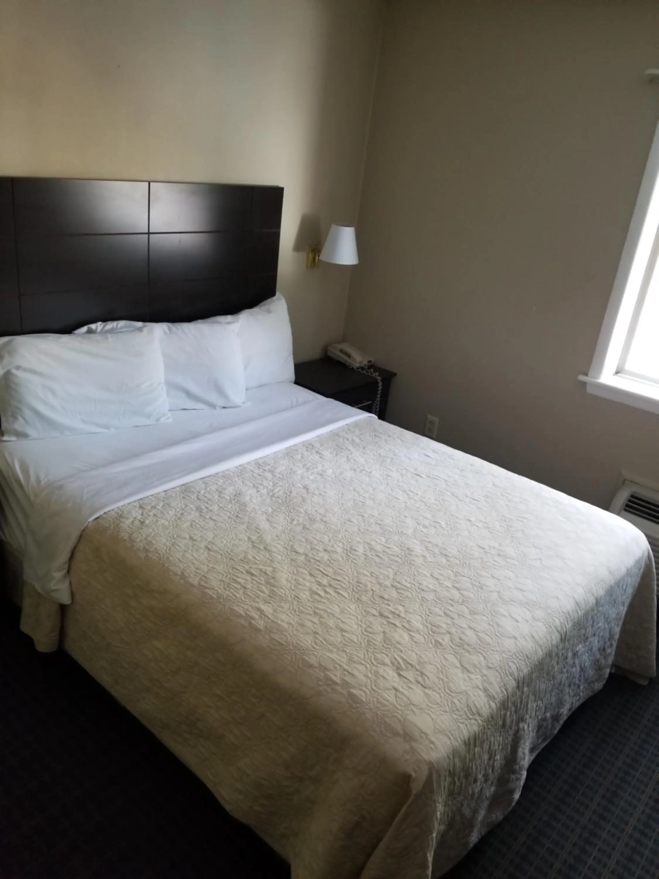 Queen Room in Mainstay Inn