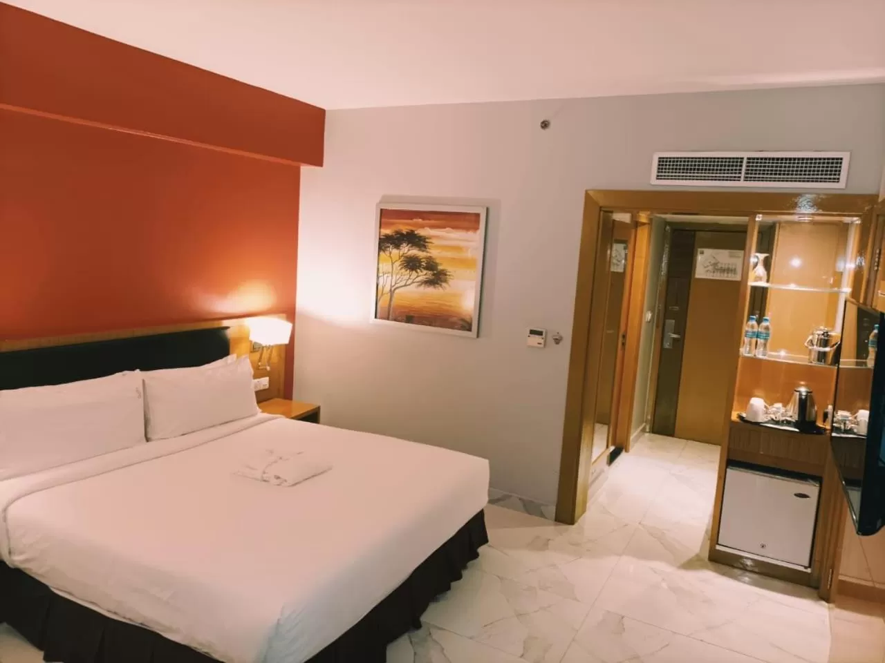 Photo of the whole room, Bed in Holiday Inn Dar Es Salaam by IHG