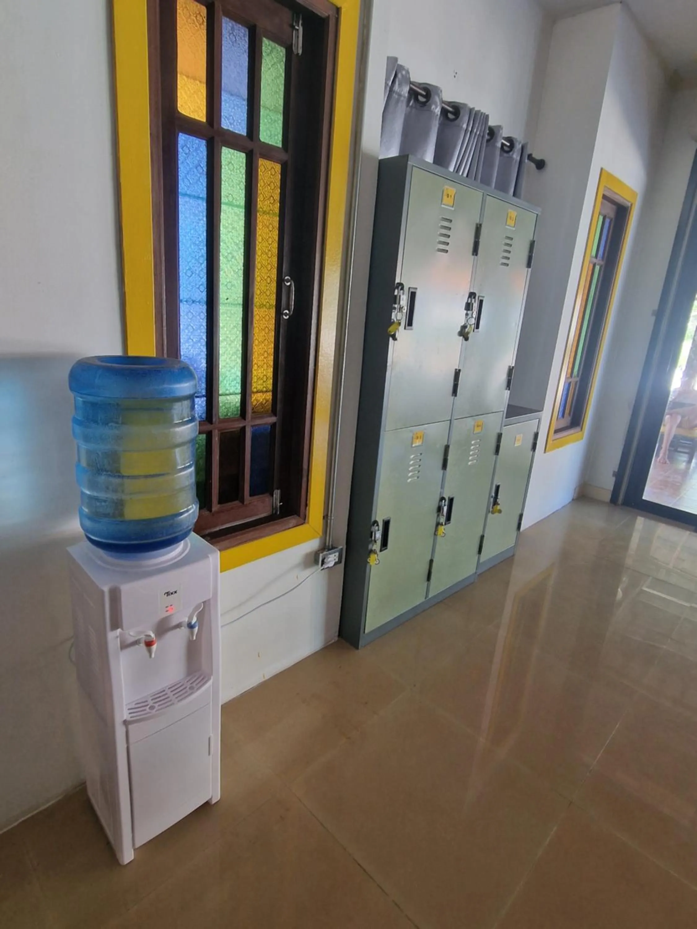 microwave in Lemonade Boutique Inn