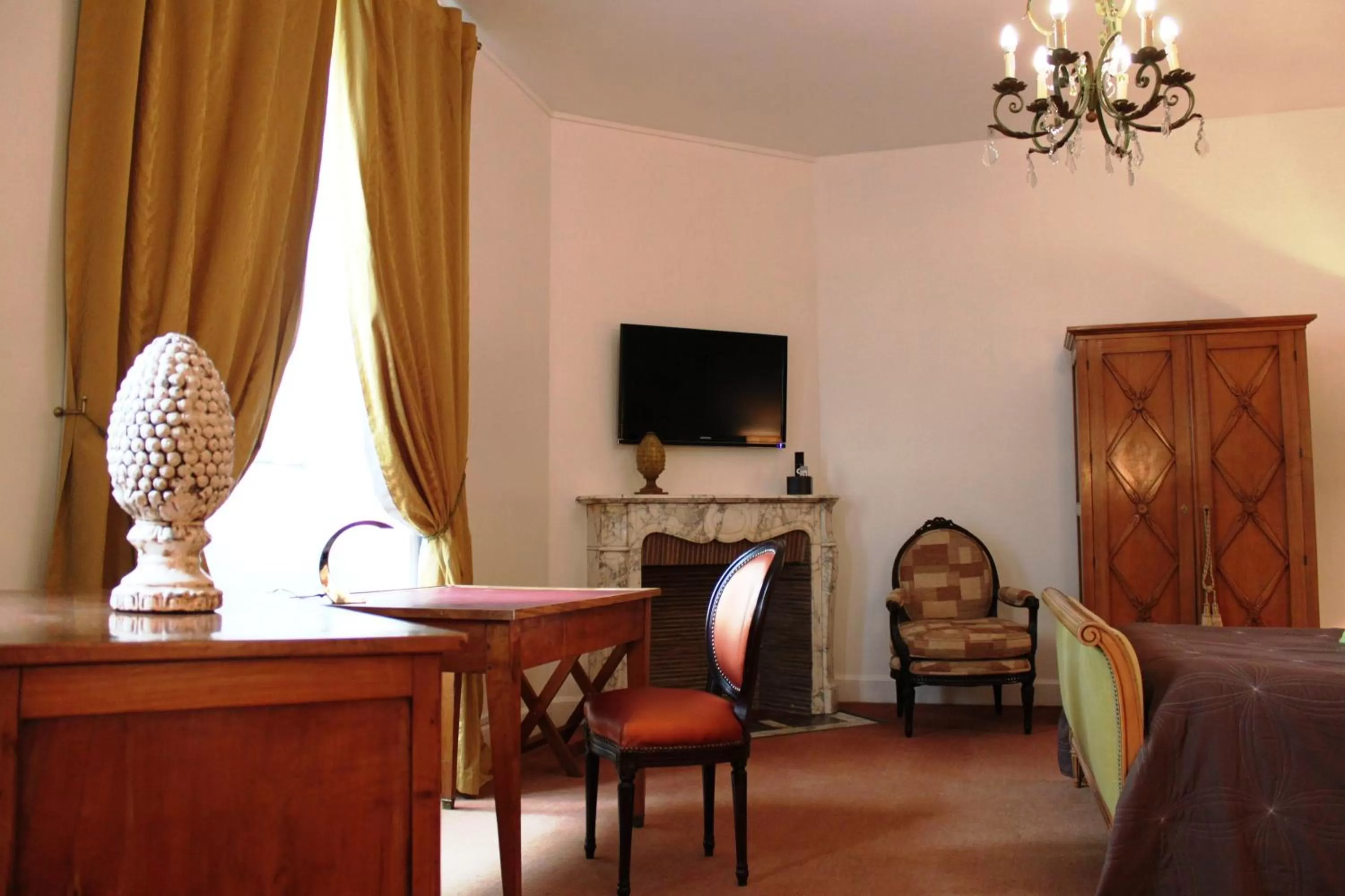 Photo of the whole room, TV/Entertainment Center in Résidence et Chambres d'Hôtes de La Porte d'Arras