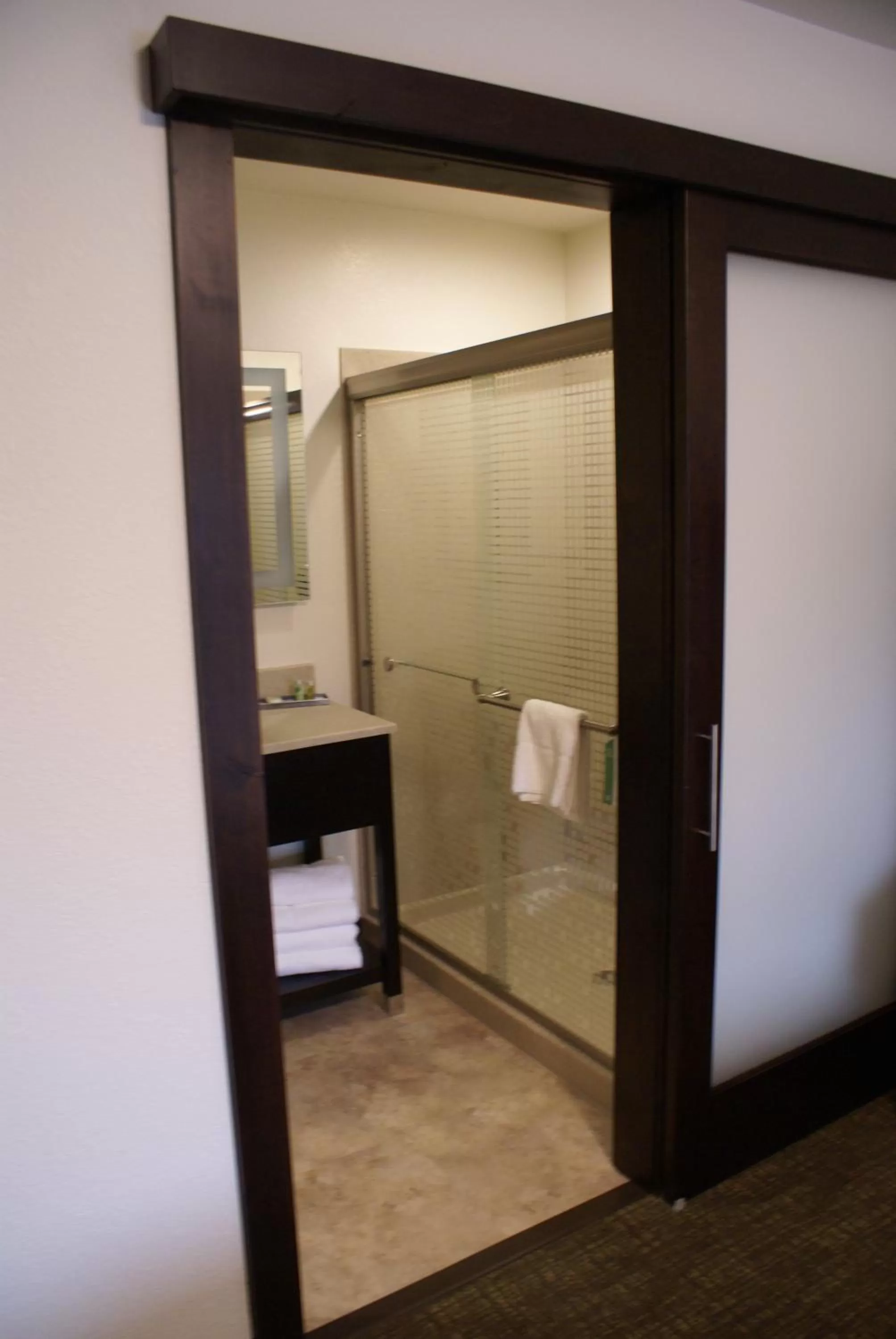 Shower in Boarders Inn & Suites by Cobblestone Hotels - Syracuse