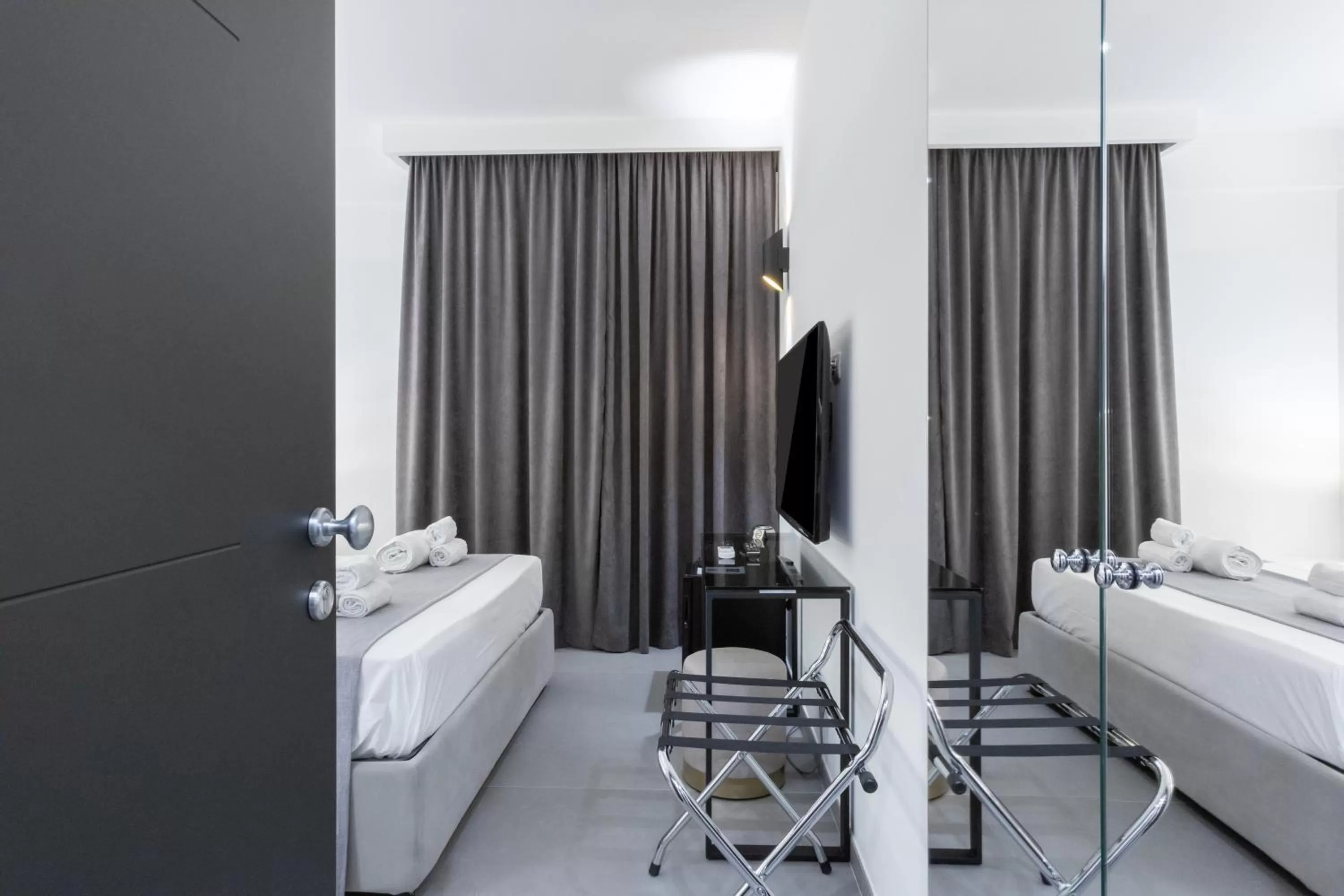 wardrobe, Bed in Suite Palermo Apartment