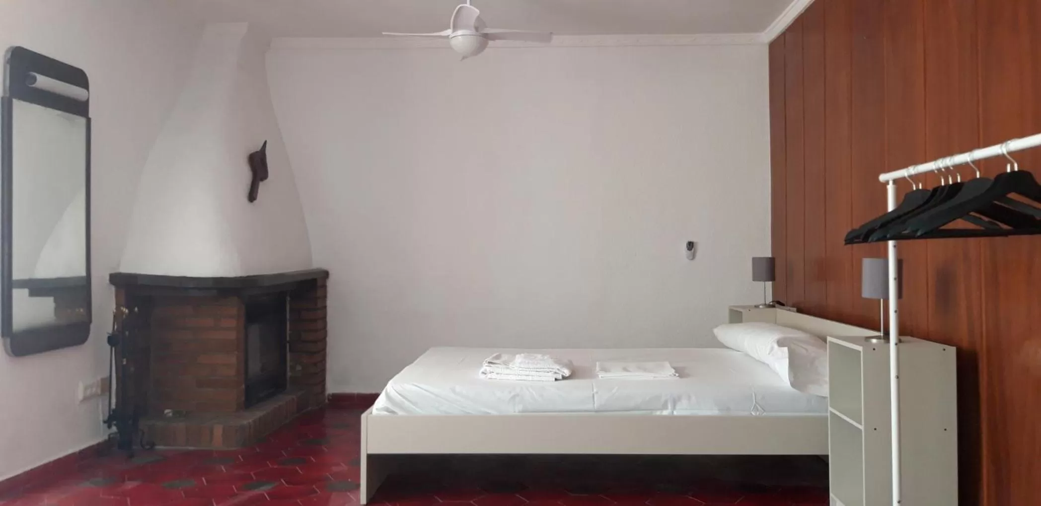 Bed in Pensión Benavente AP-7 3min coche Playa 5 min Self check-in 24h