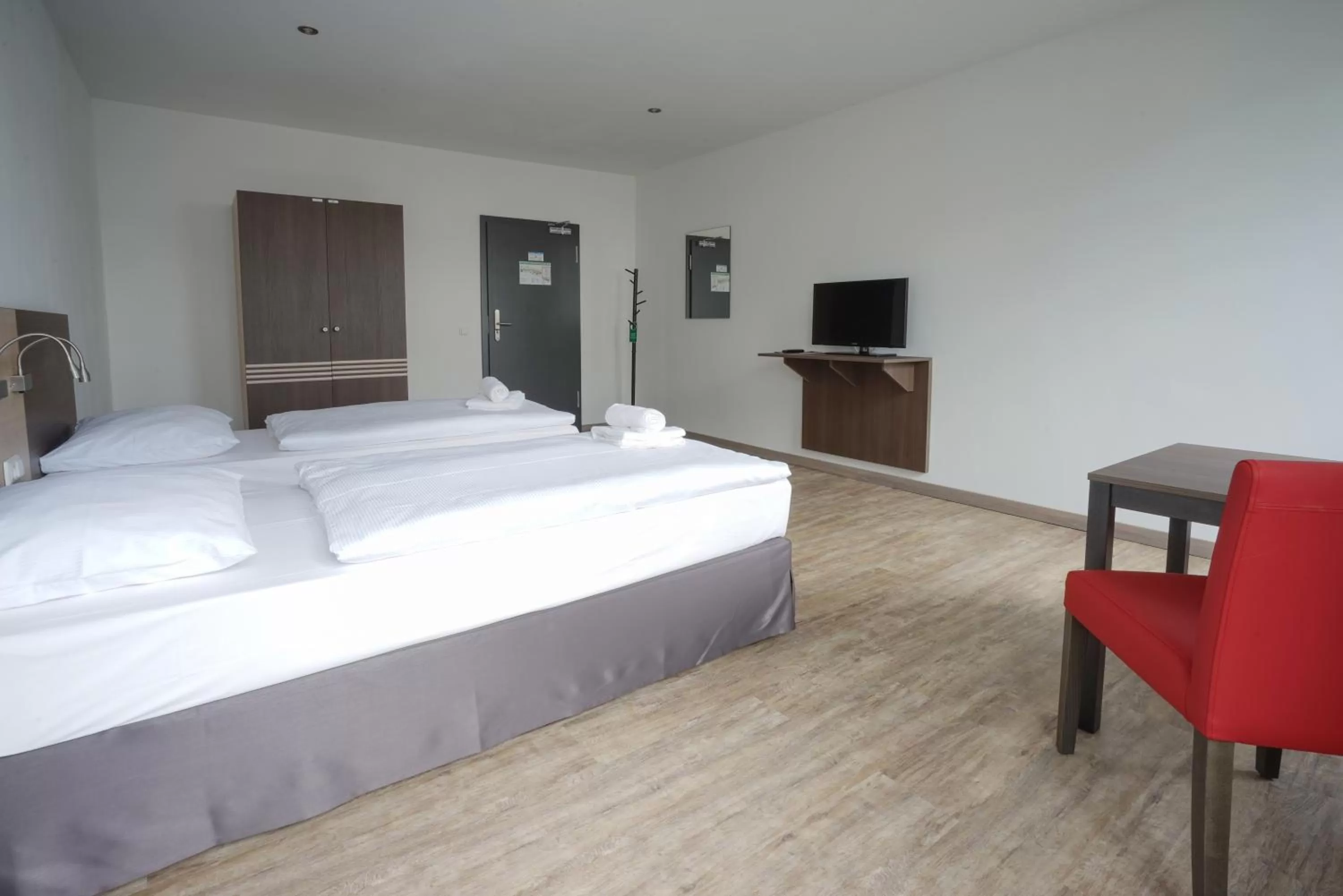 Photo of the whole room, Bed in Ruhr Inn Hotel