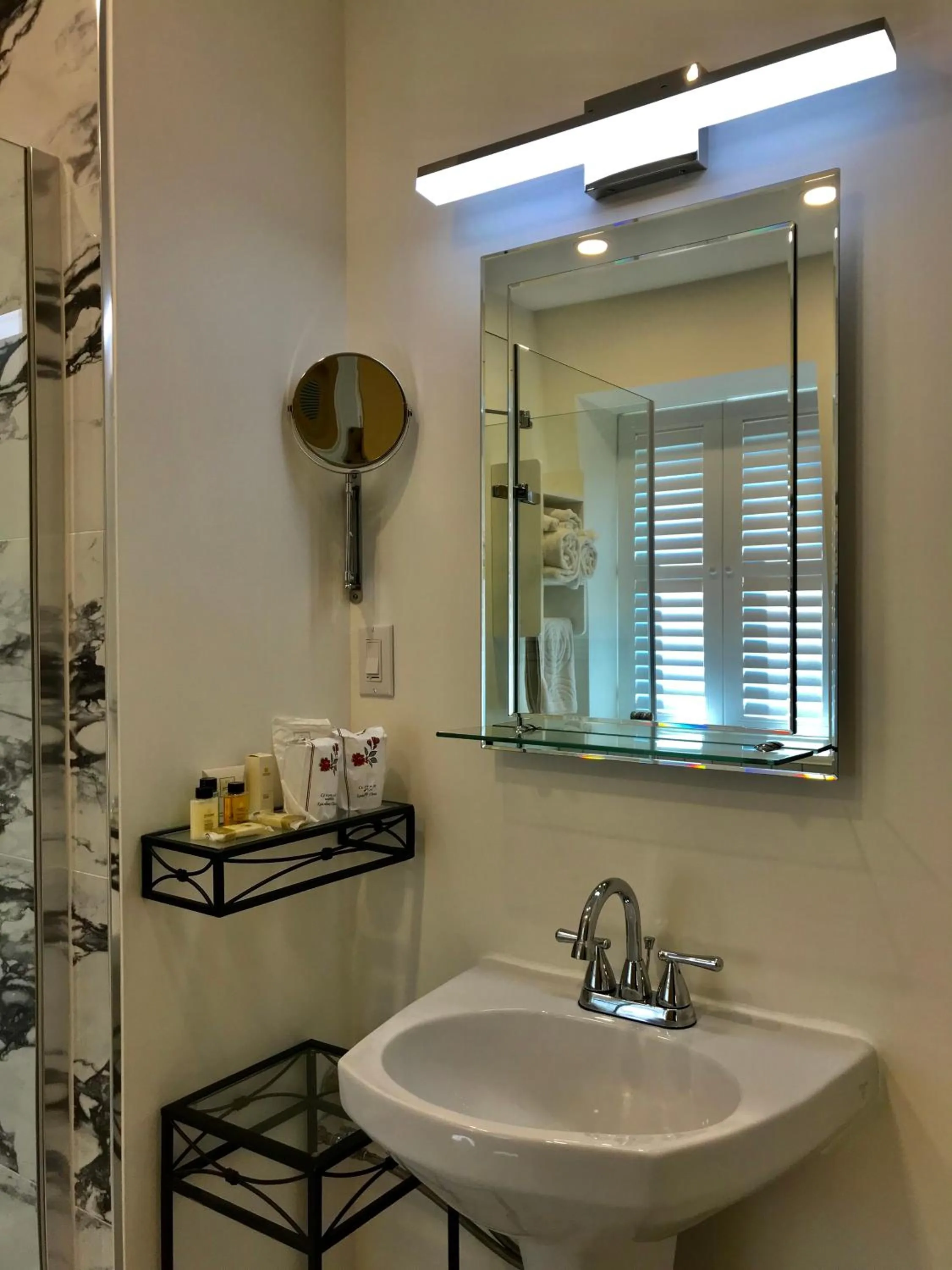 Bathroom in Auberge du Sault-à-la-Puce