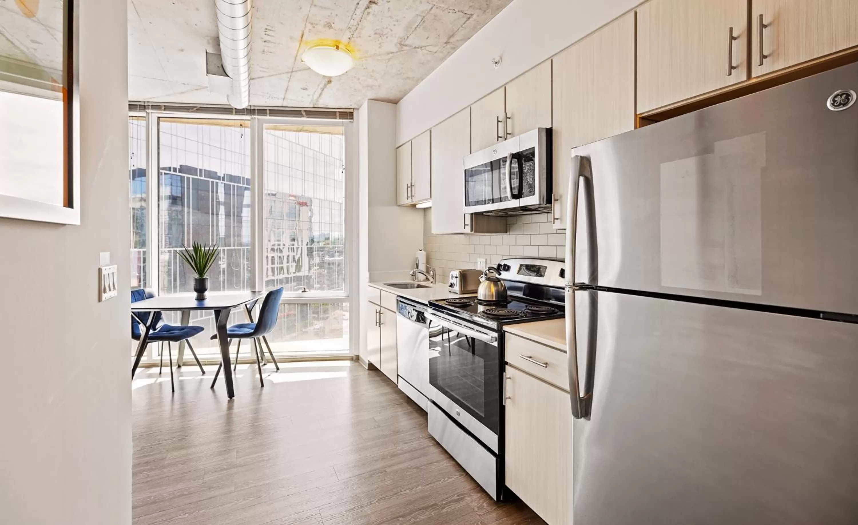 Kitchen or kitchenette in Placemakr Premier SoBro