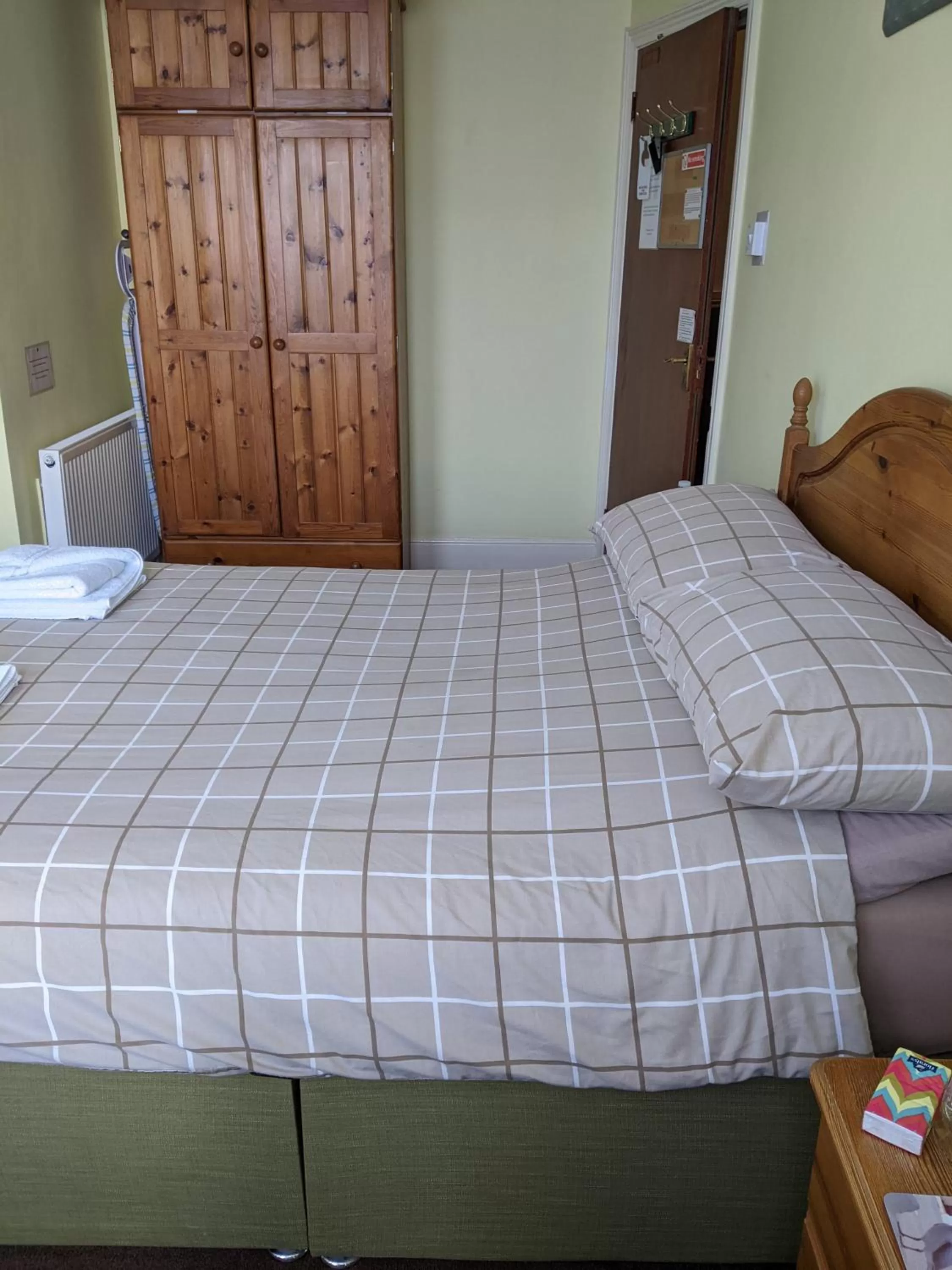 Bed in Kingswinford Guest House with Free Parking