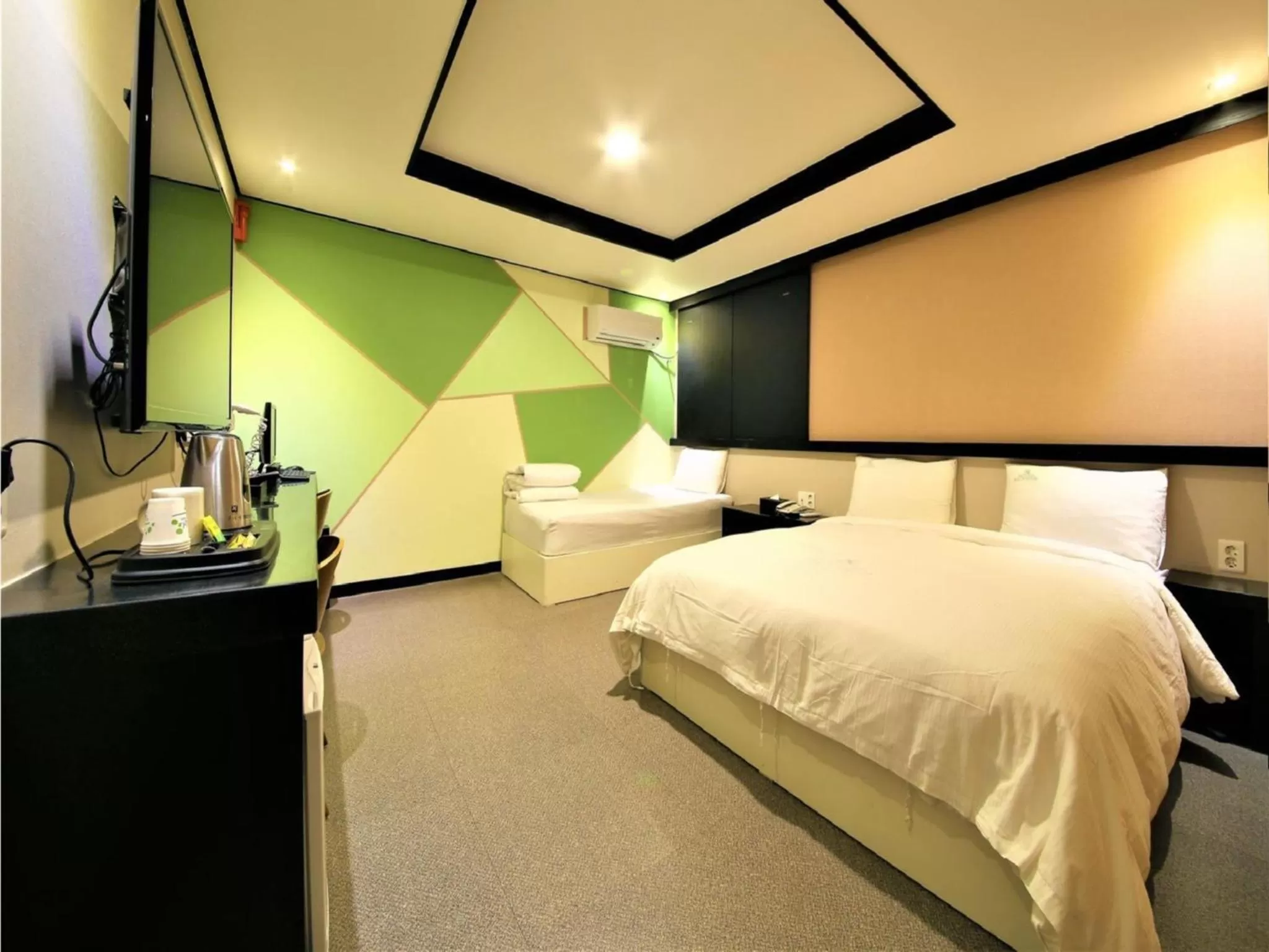 Coffee/tea facilities, Bed in Elysee Hotel