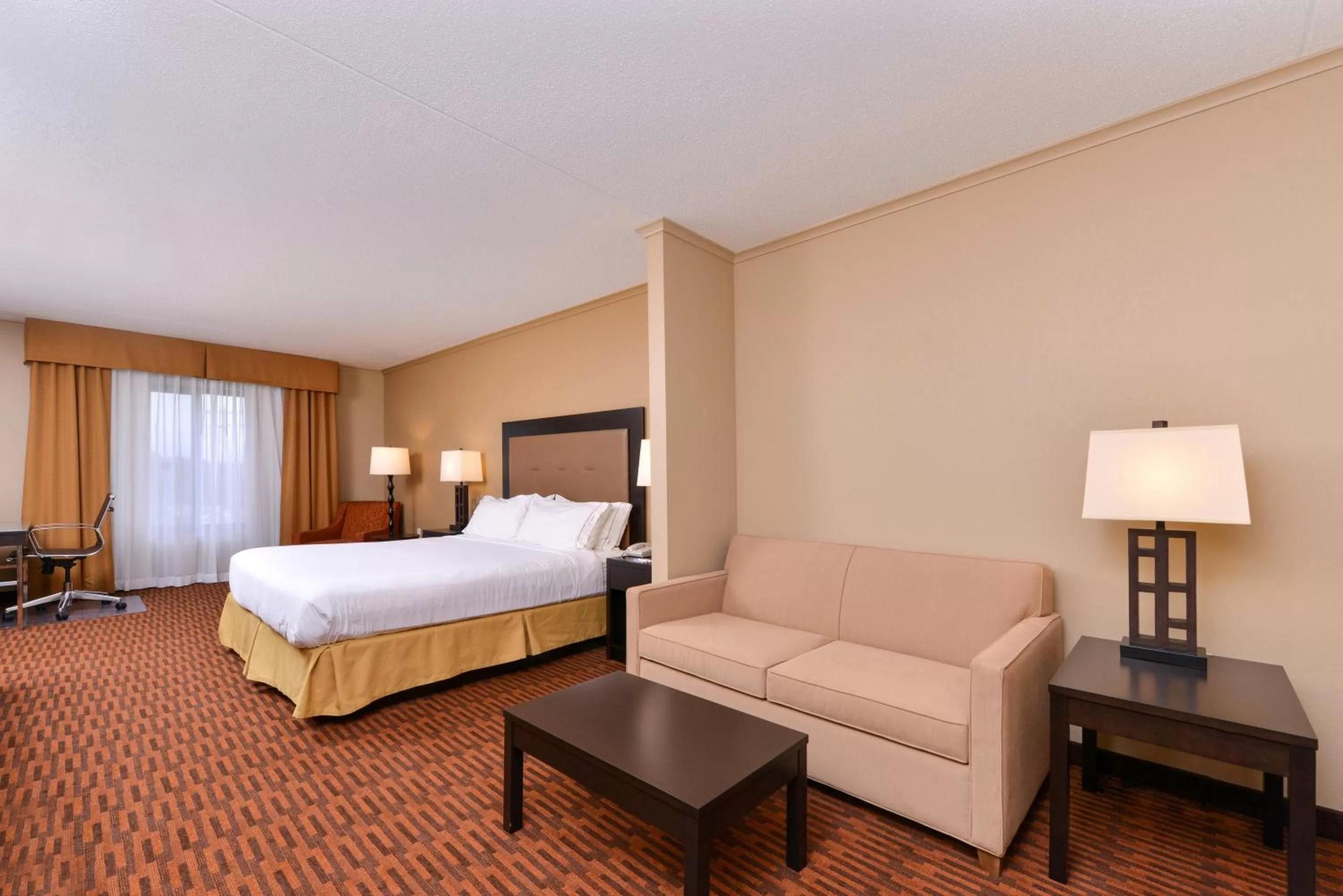 Photo of the whole room, Bed in Holiday Inn Express Breezewood by IHG