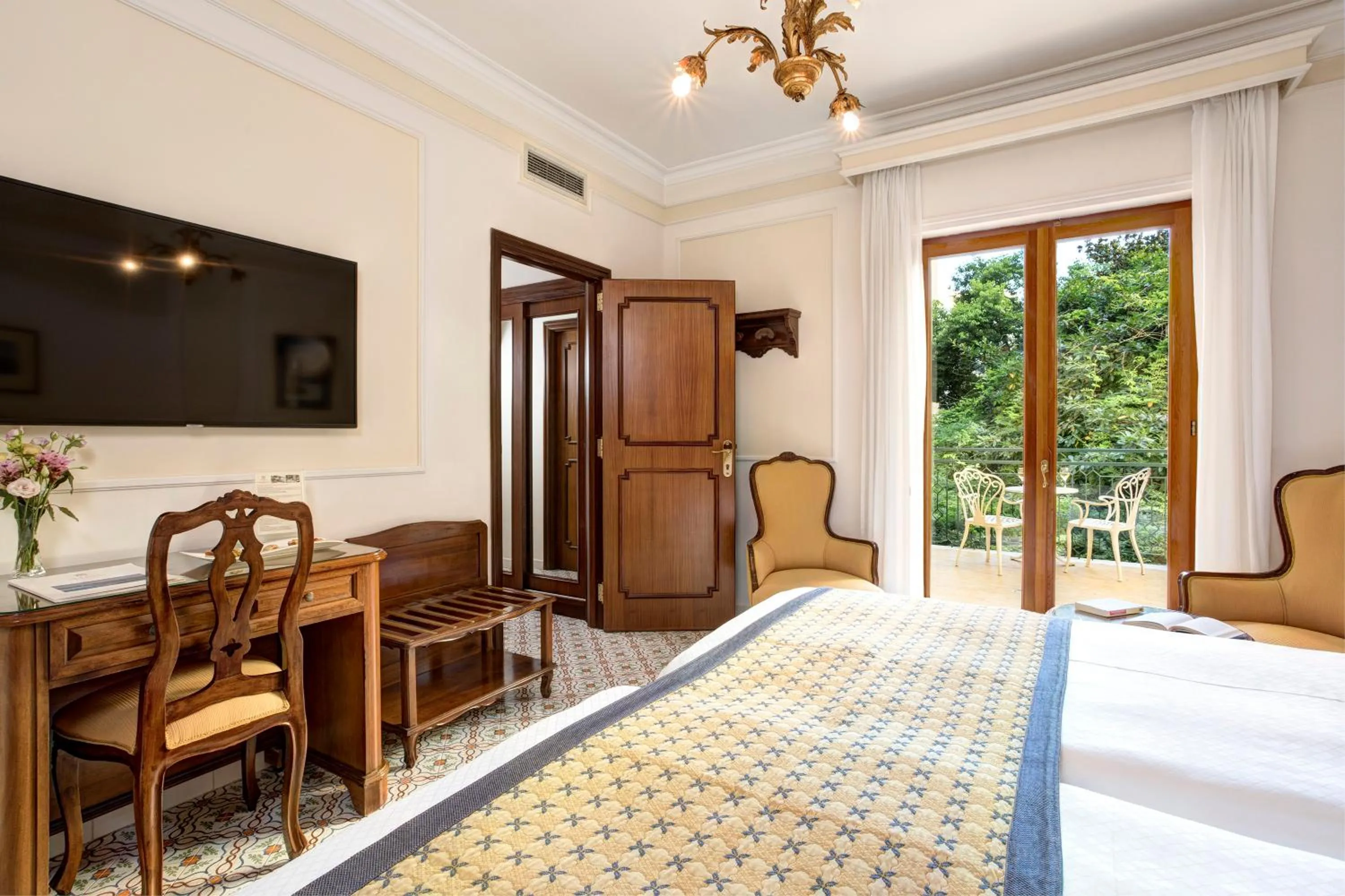 Bedroom, Bed in Grand Hotel de la Ville
