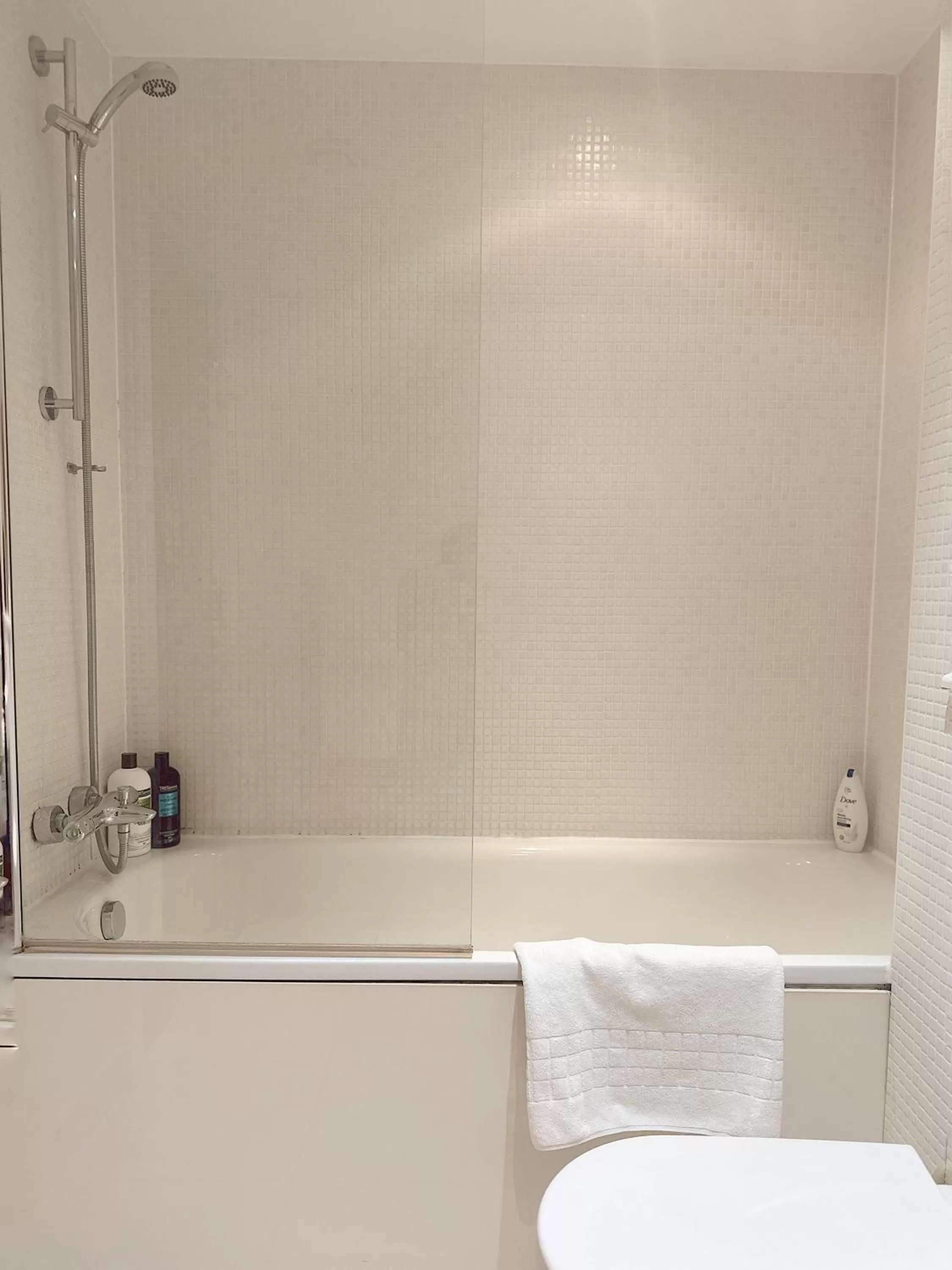 Bathroom in Canary Wharf - Luxury Apartments