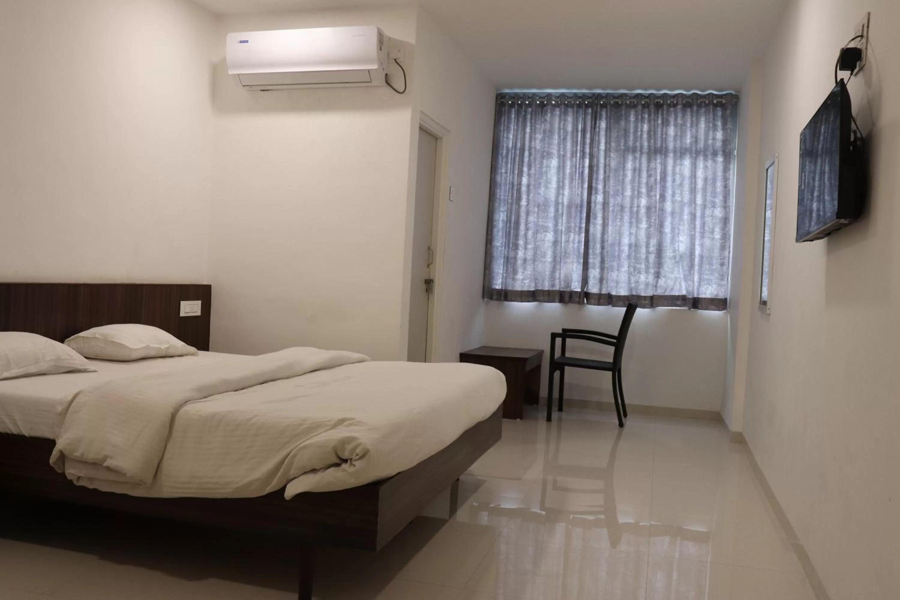 TV and multimedia, Bed in Hotel New Samrat