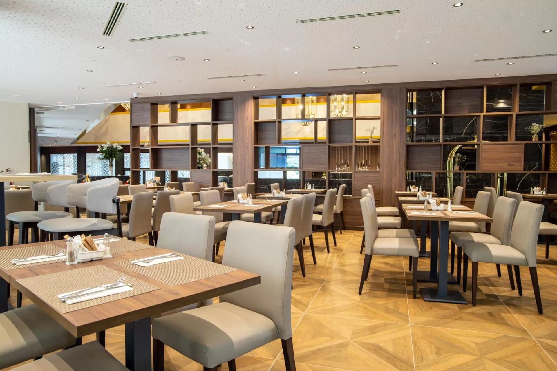 Restaurant/places to eat in Hotel Granada Center