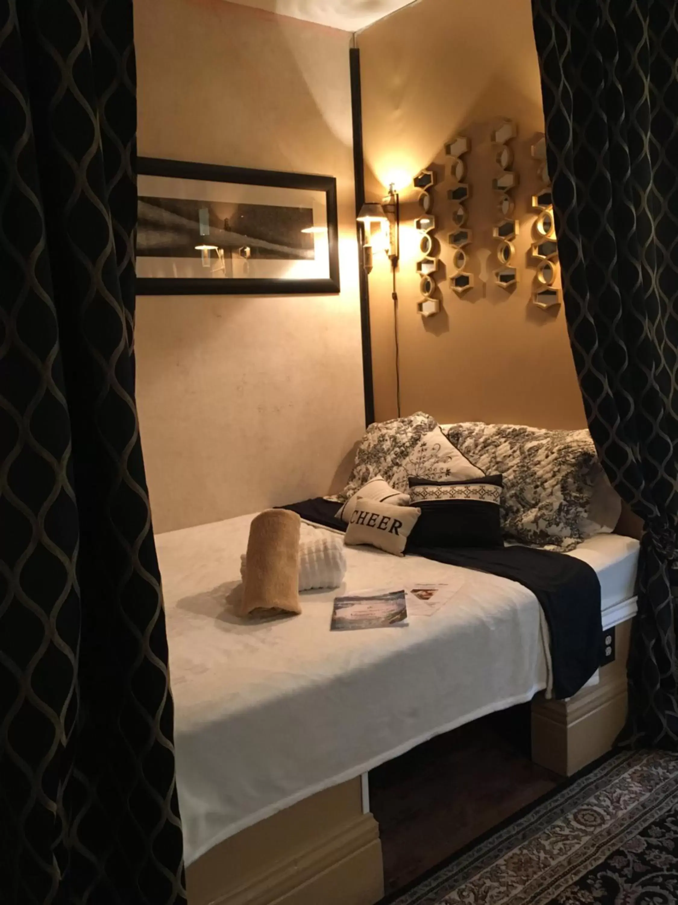 Queen Room in Aaron House of Niagara Falls Queen Room in Aaron House of Niagara Falls