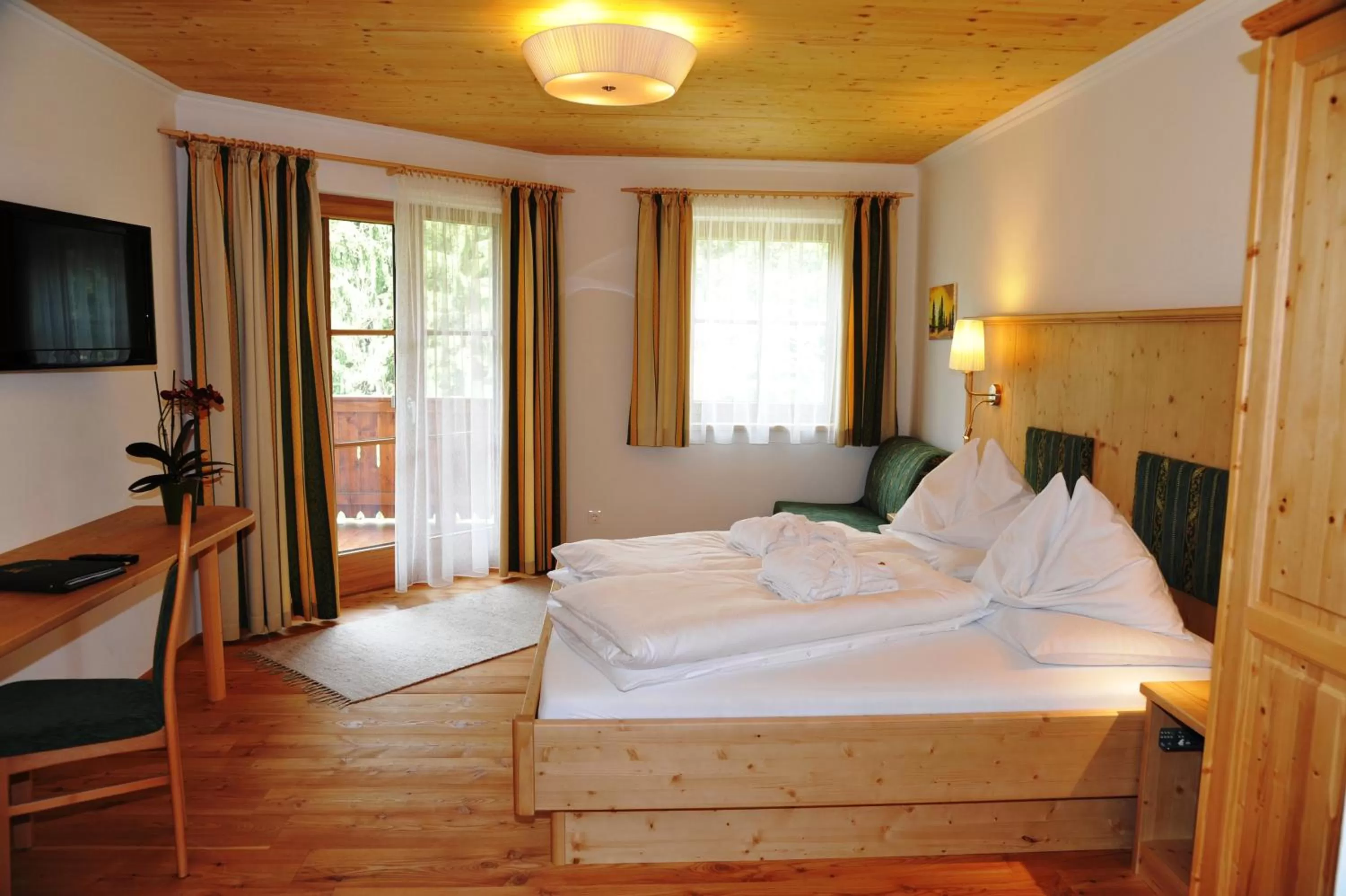 Photo of the whole room, Bed in Hotel Häuserl im Wald