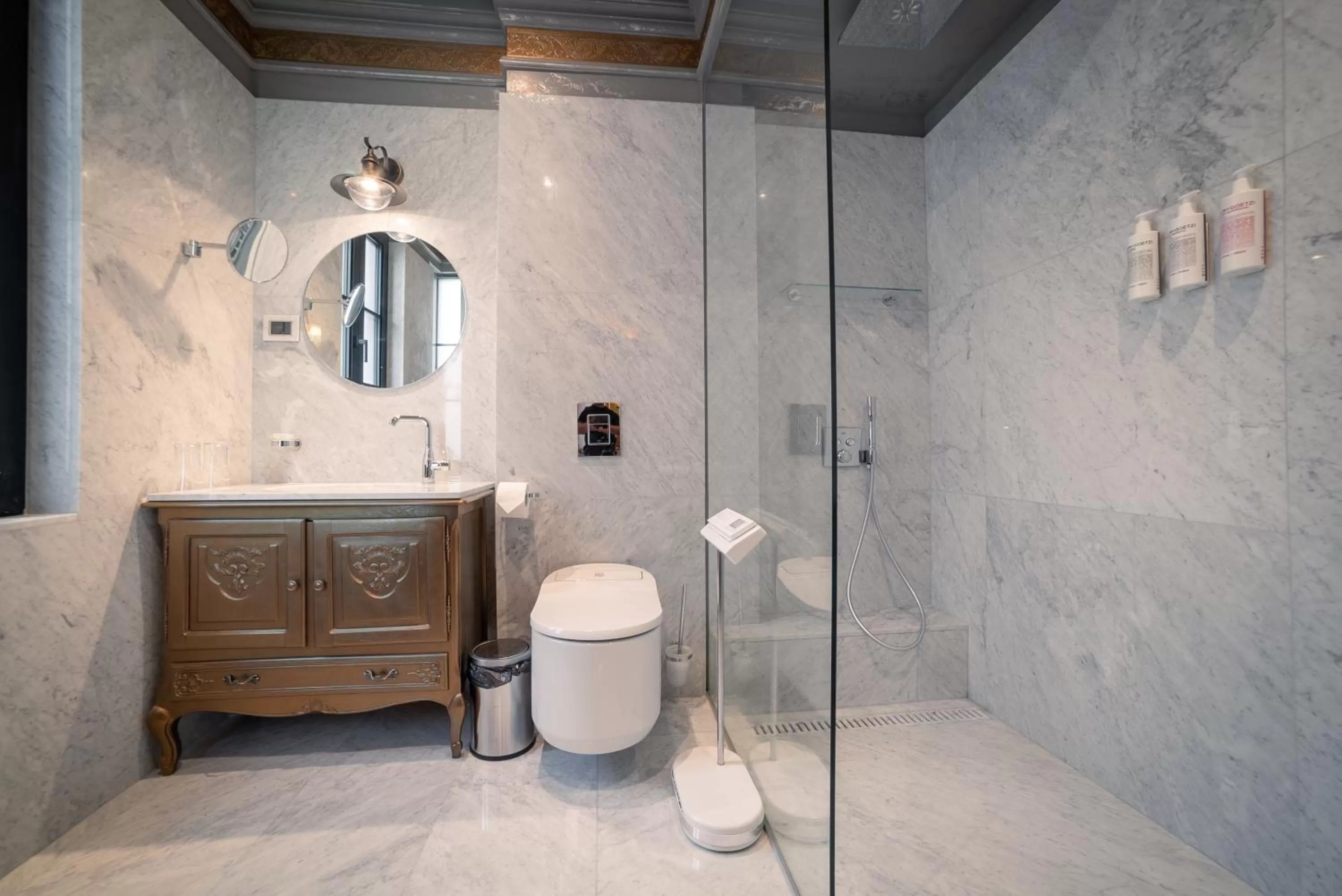 Shower in Bey House Royal Hotel